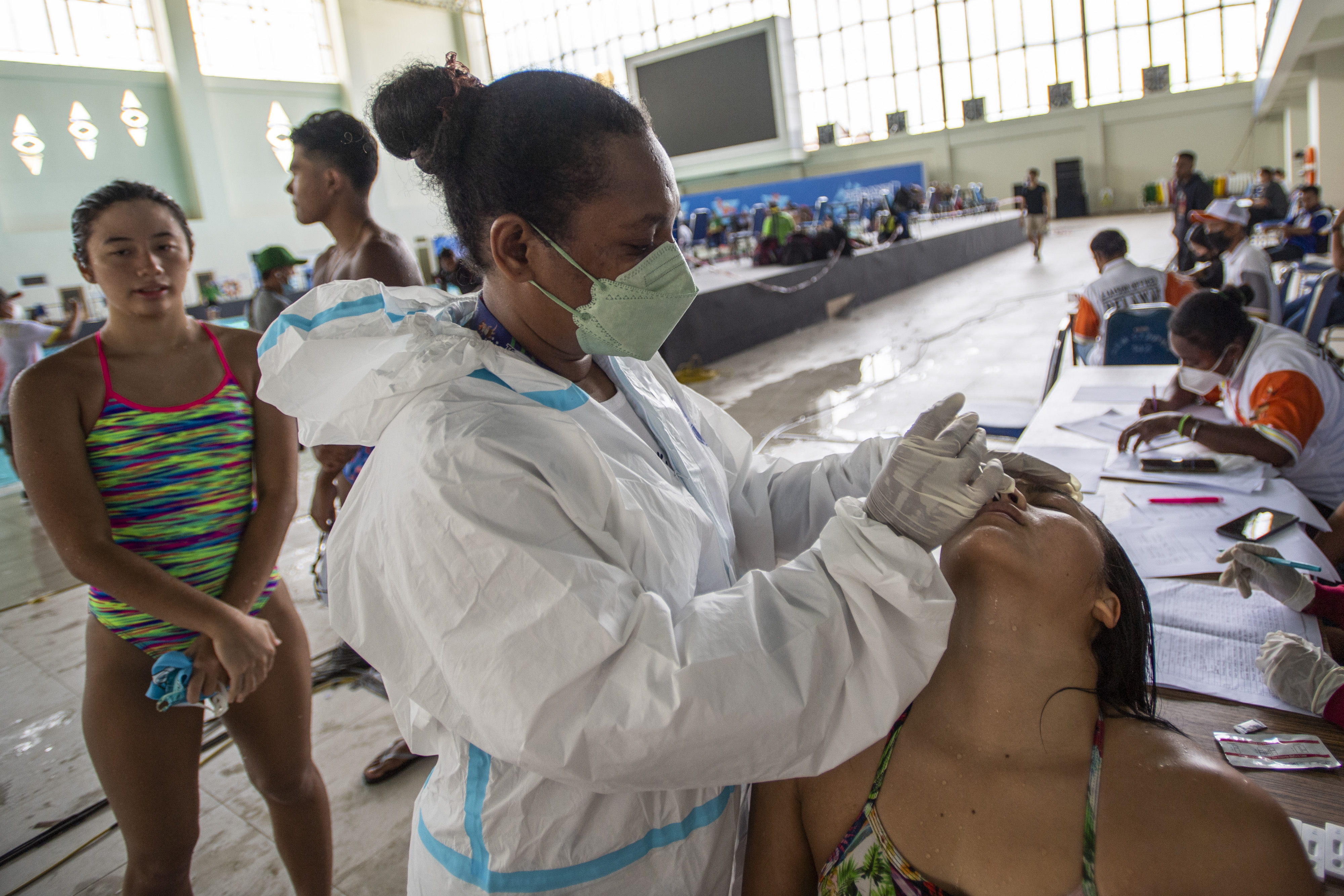 Petugas melakukan pemeriksaan kesehatan lewat tes antigen terhadap atlet selam di PON XX Papua.