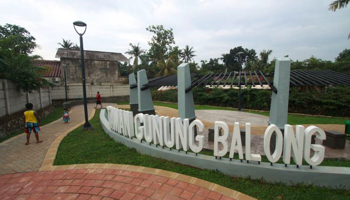  Sejumlah warga beraktivitas di Taman Gunung Balong Ruang Publik Terpadu Ramah Anak (RPTRA), Jakarta Selatan.