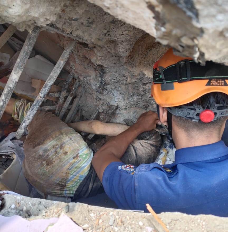 Putri Fadilah (14) terhimpit beton runtuhan menara PDAM Kota Depok tengah diiselamatkan petugas, setelah 5 jam berhasil diselamatkan.