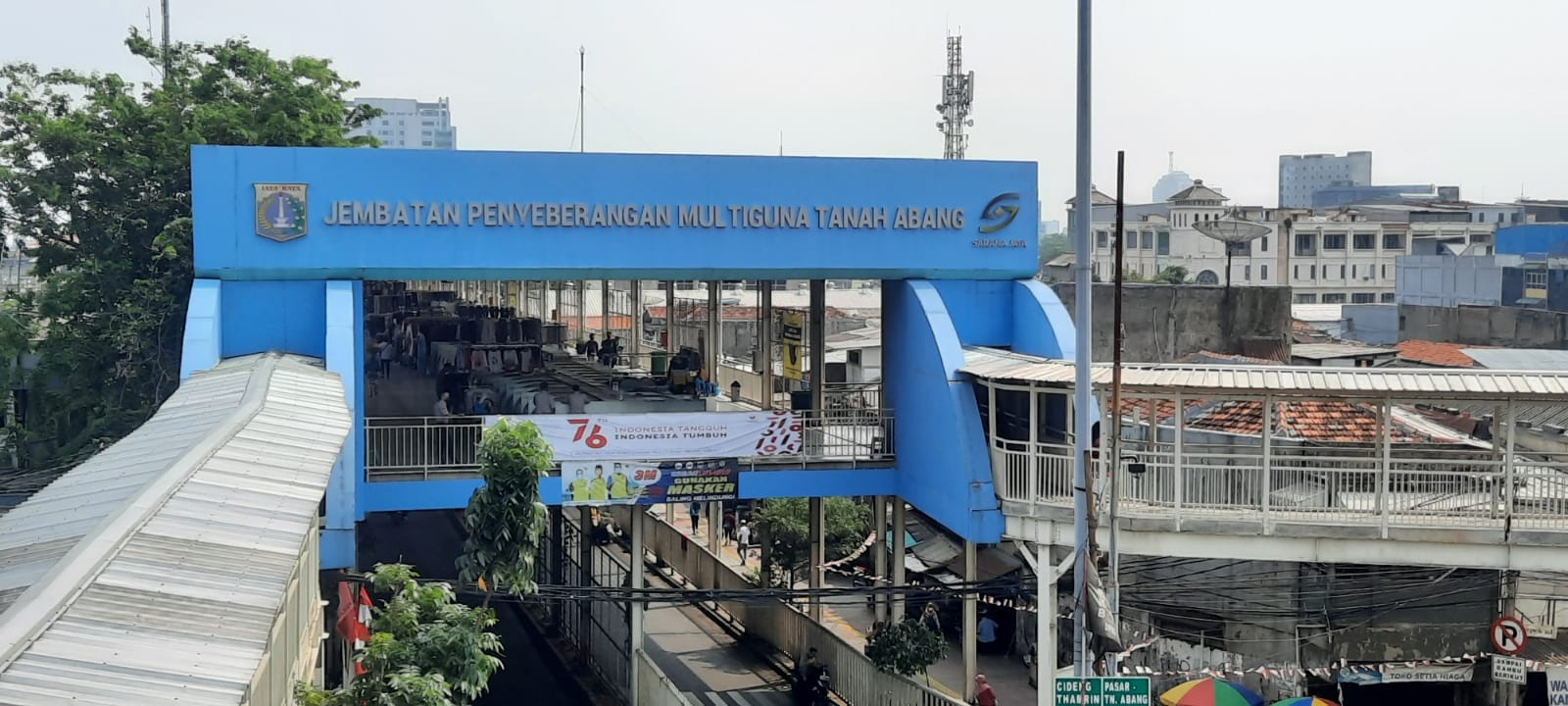 Jembatan Penyeberangan Multiguna (JPM) Tanah Abang yang dikelola PT Sarana Jaya.