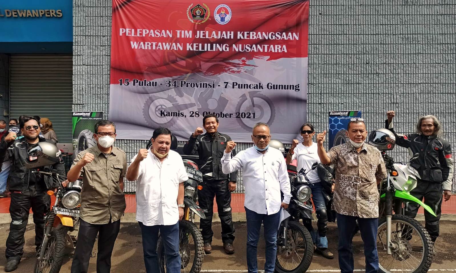 Ketua Umum PWI Pusat Atal S Depari (empat dari kanan) bersama tim rider JKW-PWI.