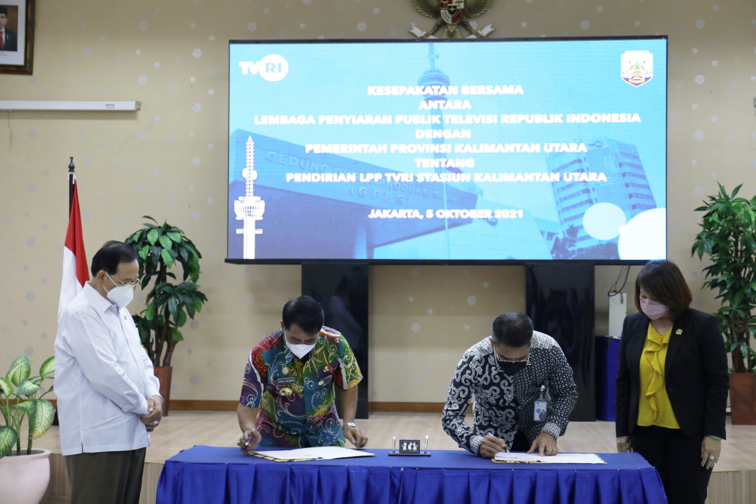 Direktur Utama LPP TVRI Iman Brotoseno dengan Gubernur Provinsi Kalimantan Utara Zainal Arifin Paliwang menandatangani MoU pendirian stasiu 