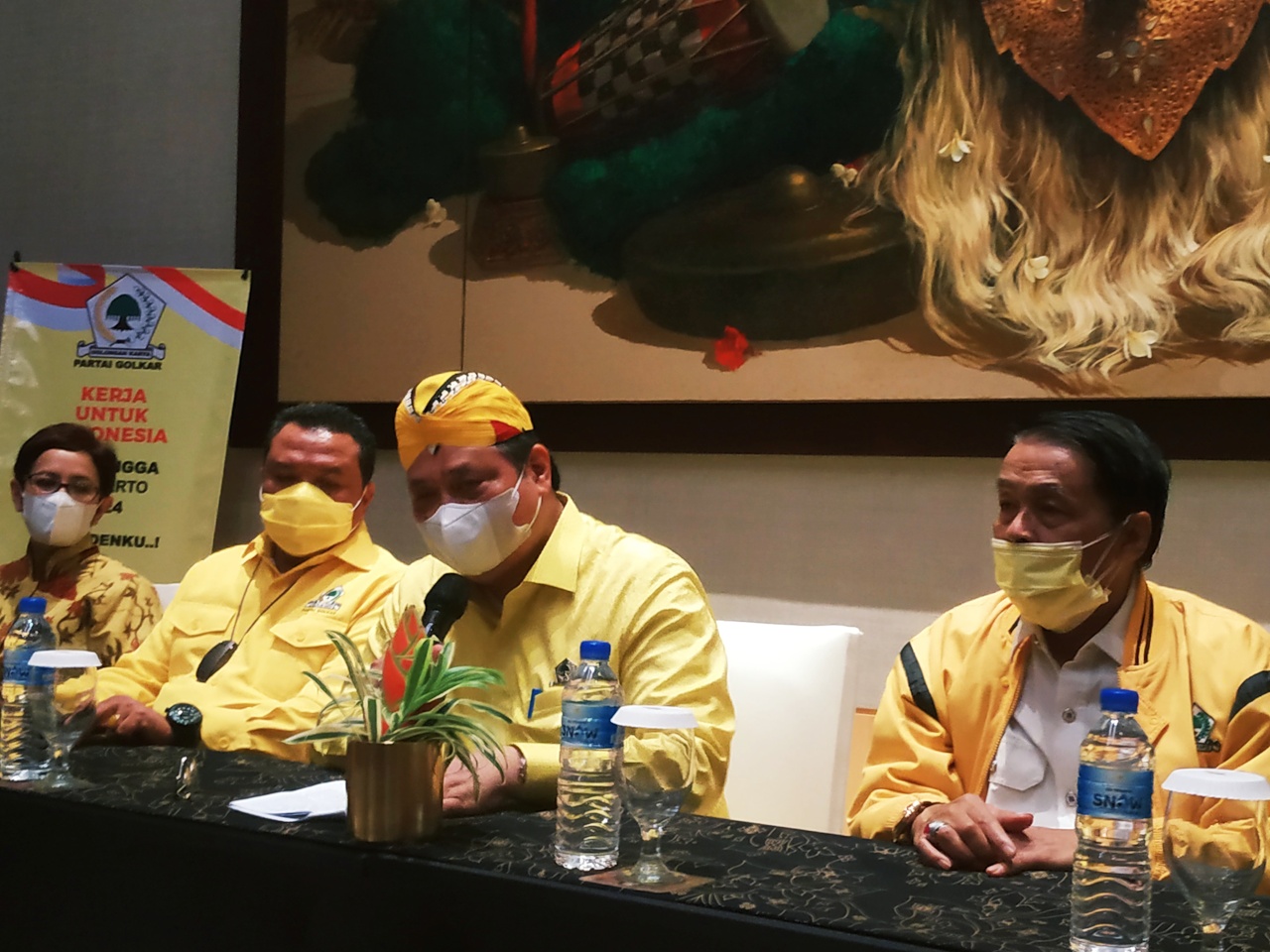 Ketum Partai Golkar Airlangga Hartarto (kedua dari kanan)