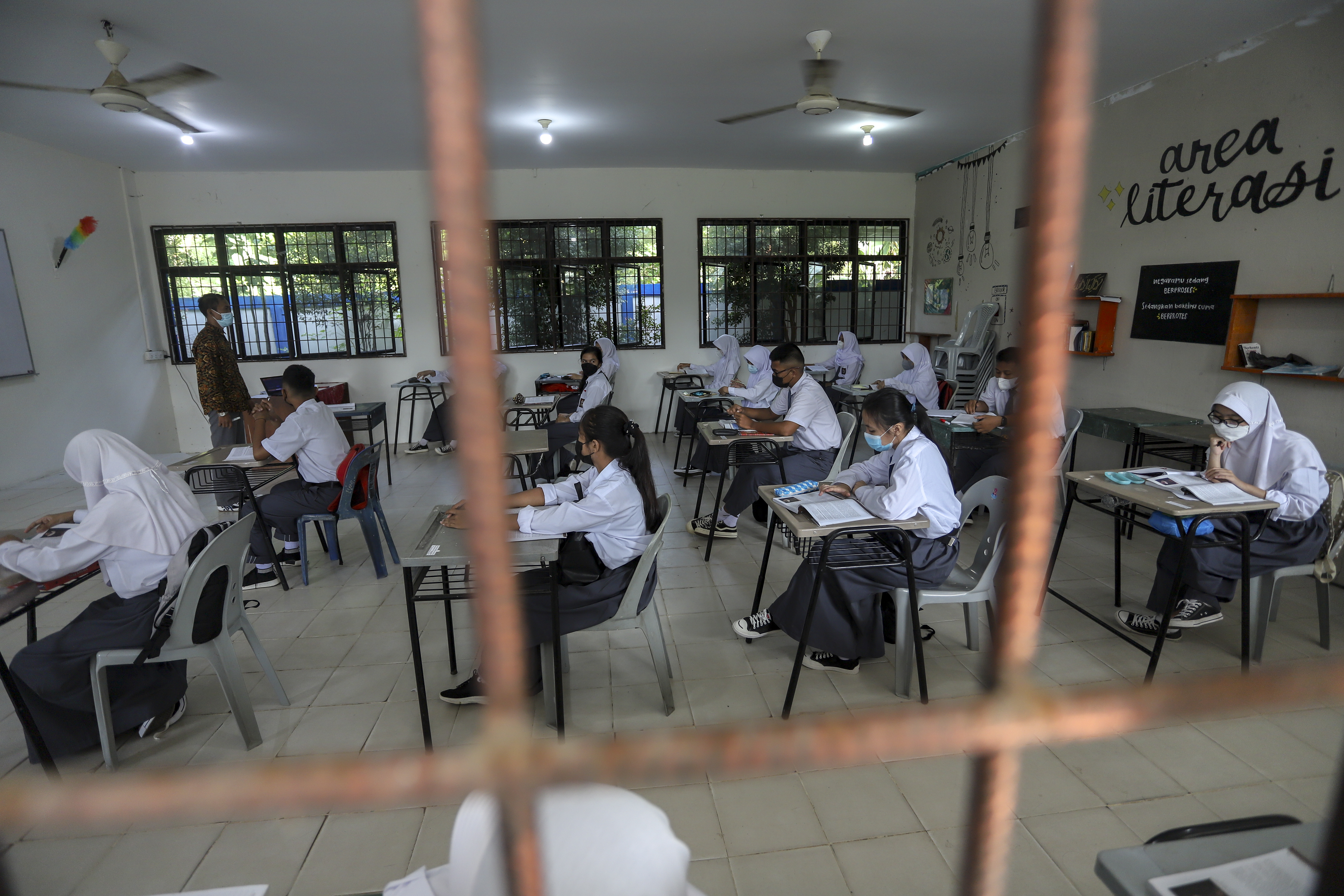 Siswa mengikuti kegiatan pembelajaran tatap muka di SMAN 03 Batam Center,Kepulauan Riau.