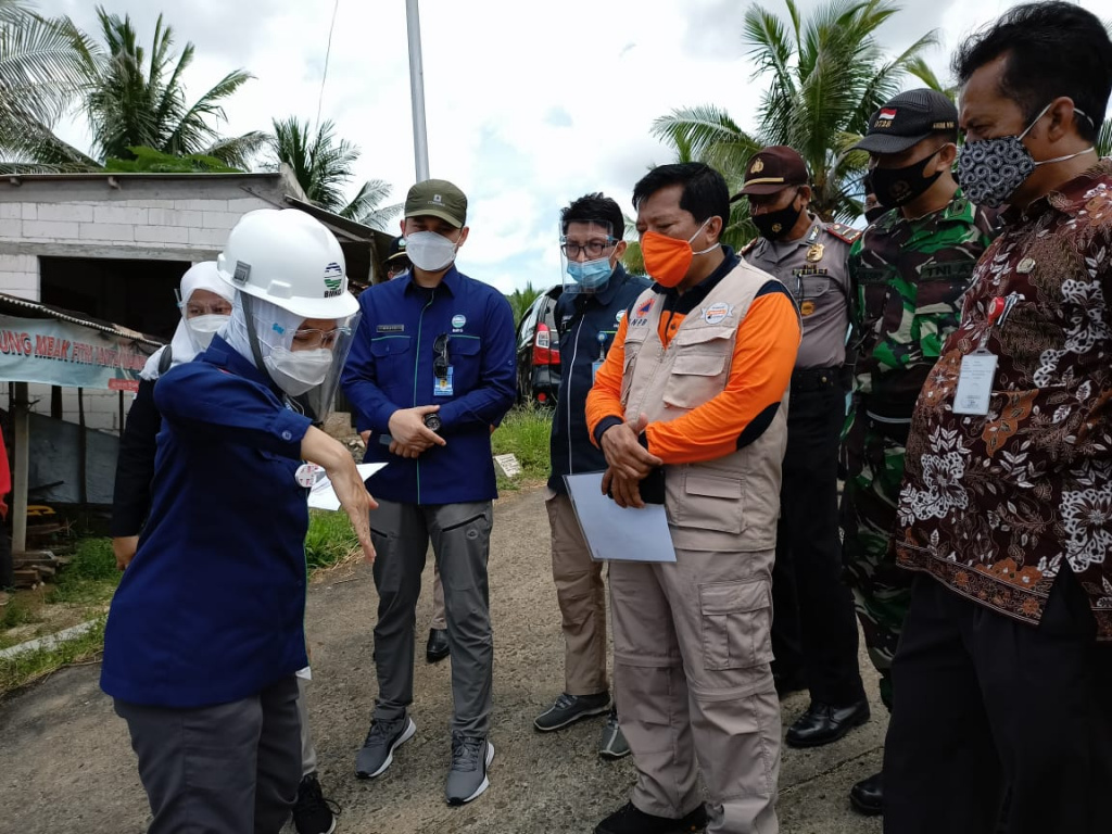 Kepala BPBD Wonogiri, Bambang Haryanto (rompi coklat ) saat melaksanakan kegiatan mitigasi kebencanaan. 