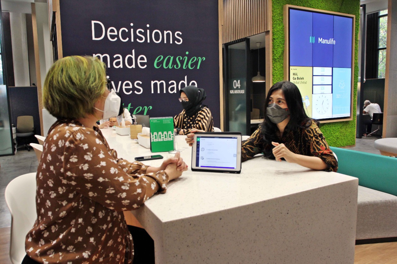 Direktur Kepatuhan Manulife Indonesia Apriliani Siregar (kanan) menjelaskan layanan digital kepada nasabah, Jumat (15/10). 