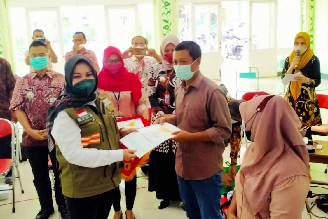  Bupati Sri Mulyani menyerahkan secara simbolis bantuan perbaikan RTLH di wilayah Kecamatan Kemalang dan Karangdowo. 