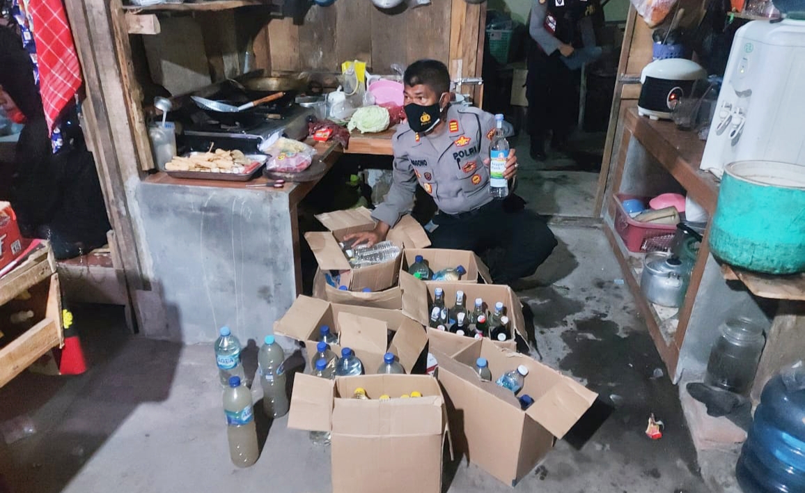 Petugas menyita minuman keras di salah satu rumah
