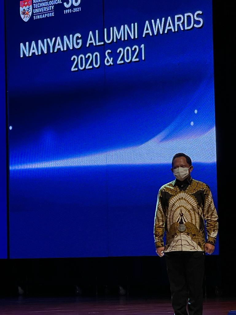 Mendagri Tito Karnavian menerima penghargaan dari NTU