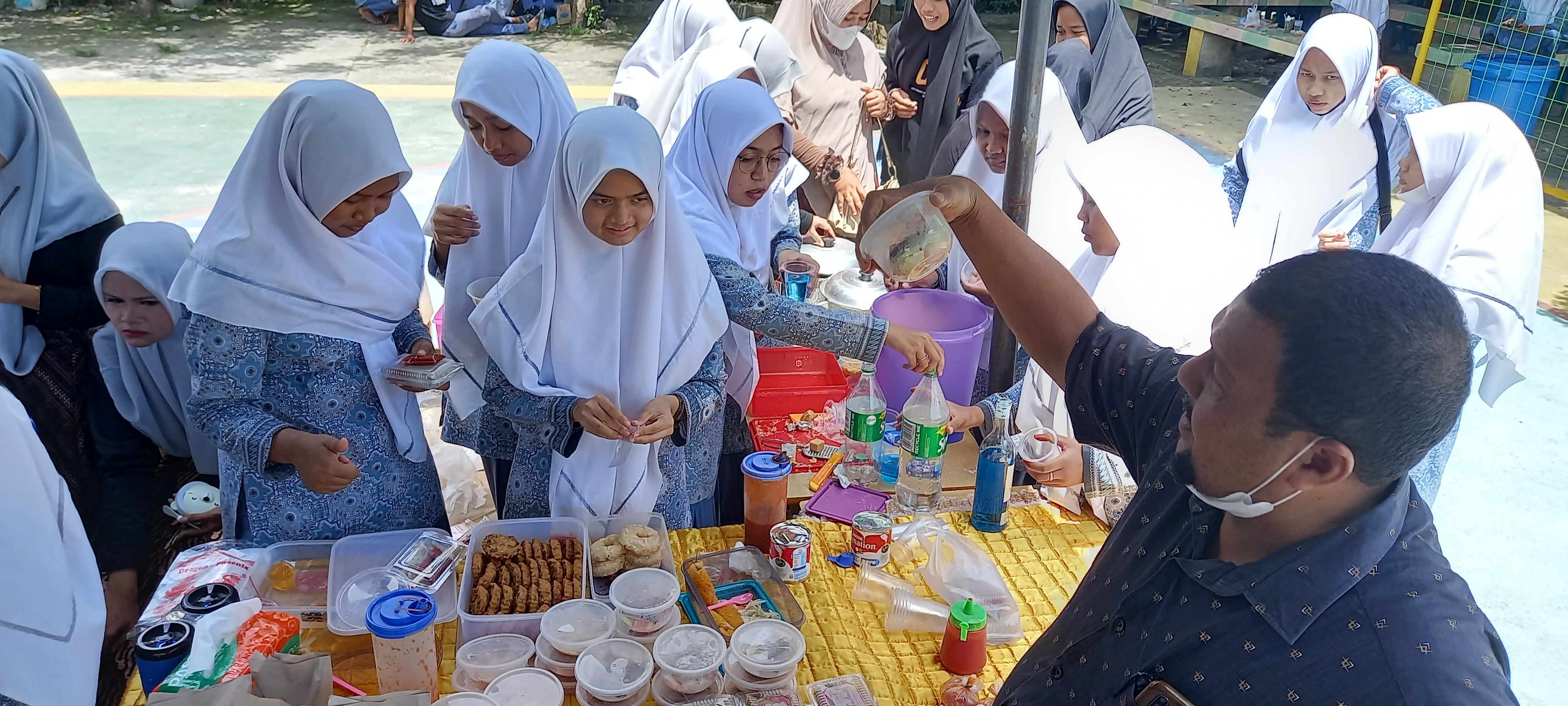 MAN 1 Pidie Gelar Bazar Kuliner Lokal