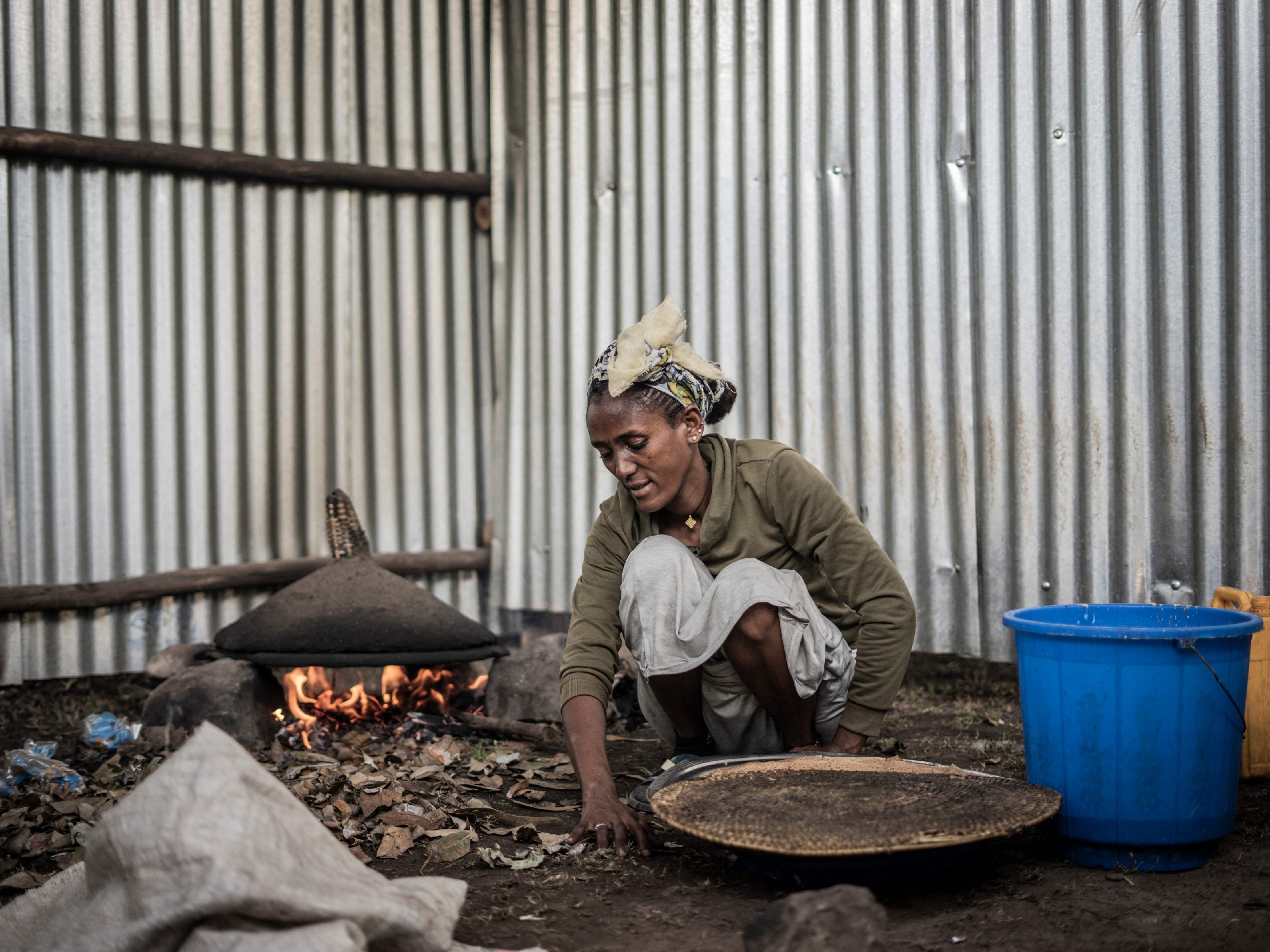 Perempiuan di Ethiopia tengah memasak.