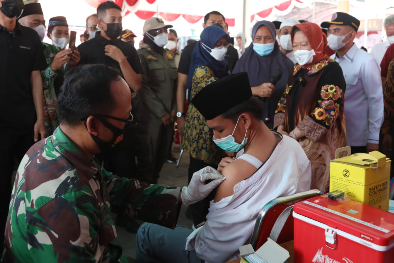 Mensos Risma menyaksikan seorang santri divaksinasi di Bangkalan, Madura.