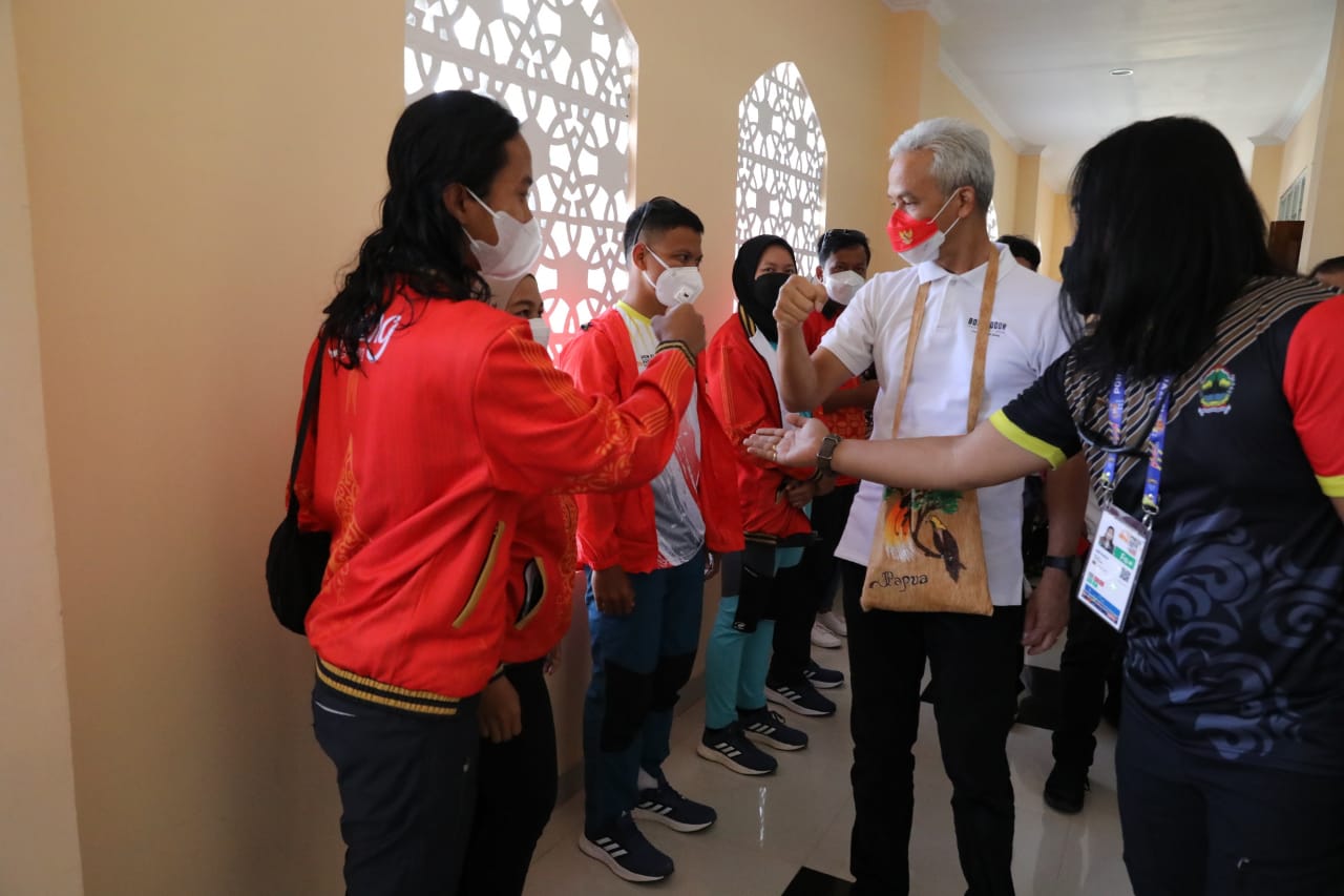 Gubernur Jawa Tengah (baju putih).