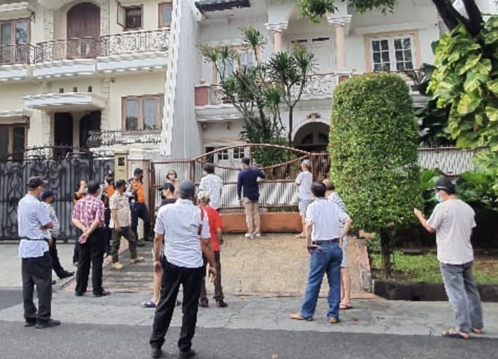 Rumah Hartono Prasetya di Permata Buana, Kembangan, Jakbar didatangi sekelompok orang seusai dia menulis surat keberatan lampu merah yang me