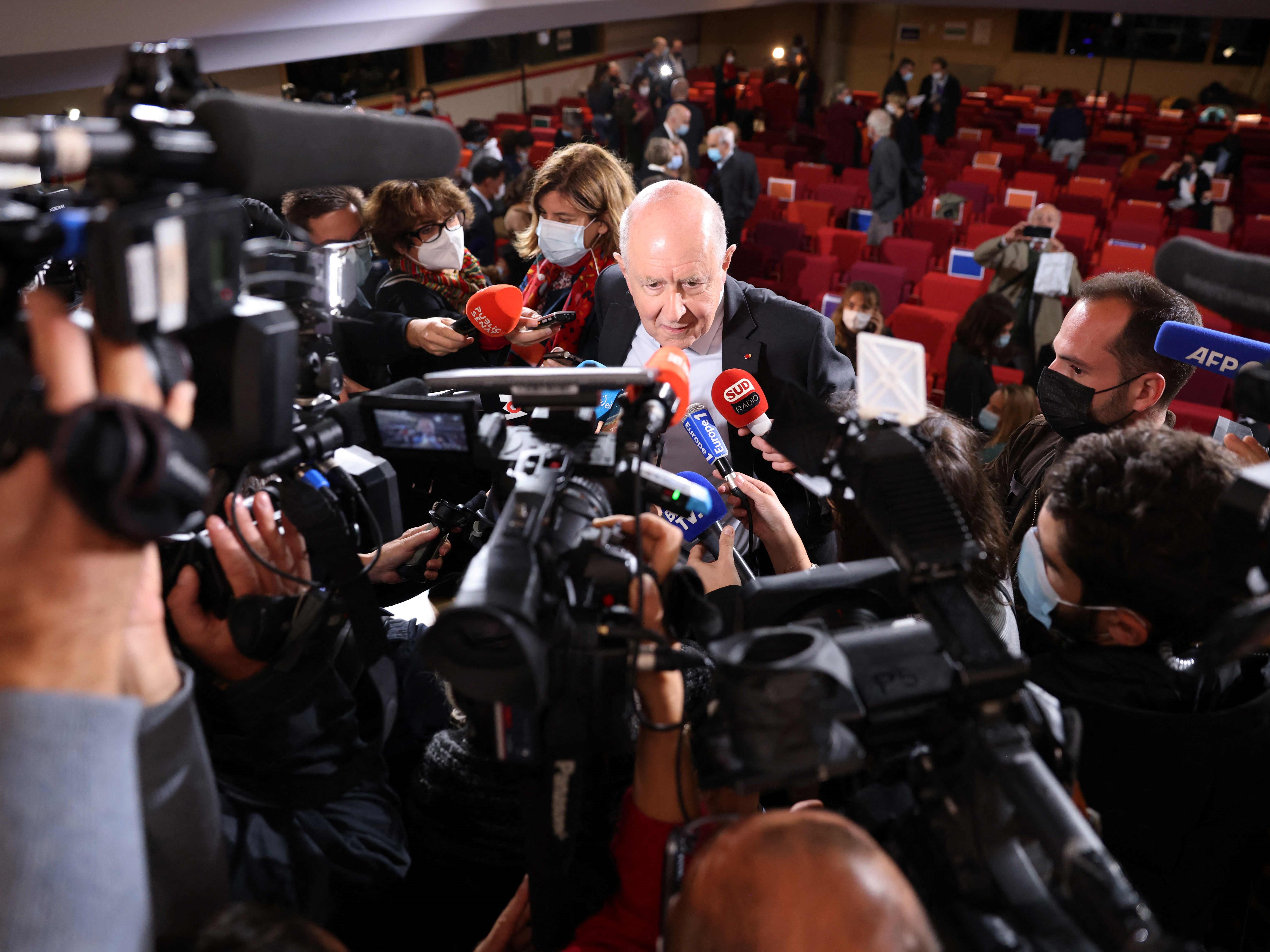 Ketua Komisi Jean-Marc Sauve berbicara kepada pers tentang laporan komisi independen tentang pelecehan seksual oleh pejabat gereja, Paris.