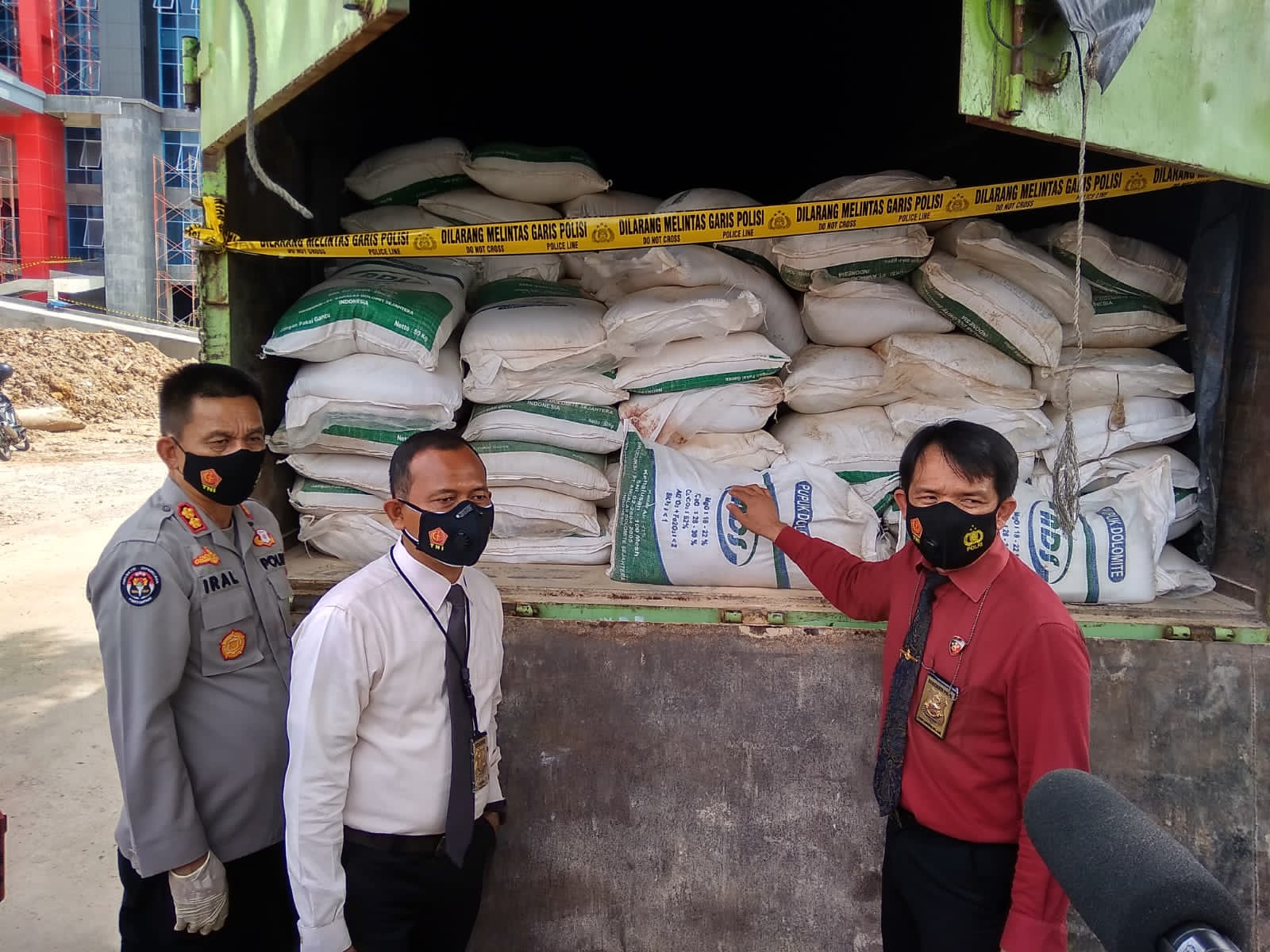 Polda Sumsel ungkap kasus pupuk ilegal. 