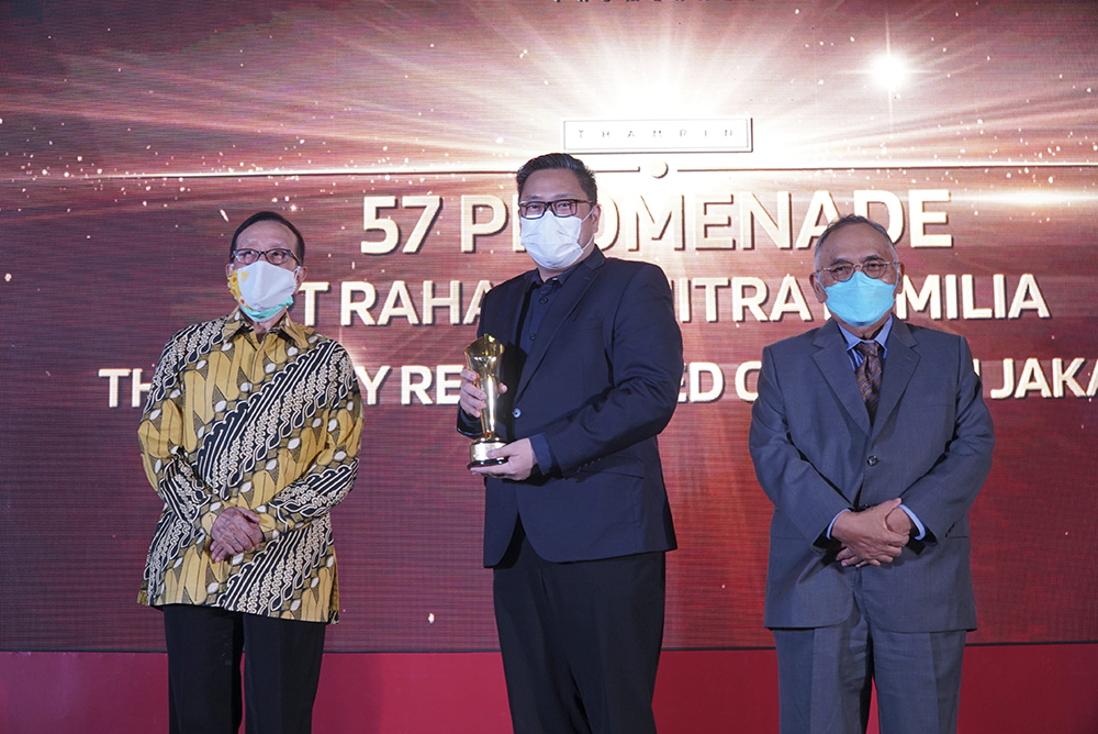 Mantan Menpera Akbar Tandjung (kiri) dan Antony Z Abidin, Komut Properti Indonesia (kanan) bersama penerima Trophy PIA 2021.