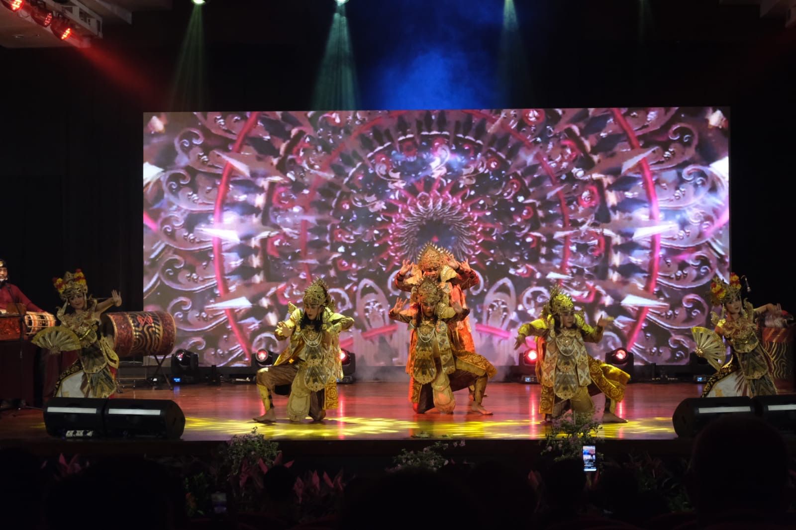 Penampilan Tarian Kolaborasi anak muda Kota Denpasar, Bali.