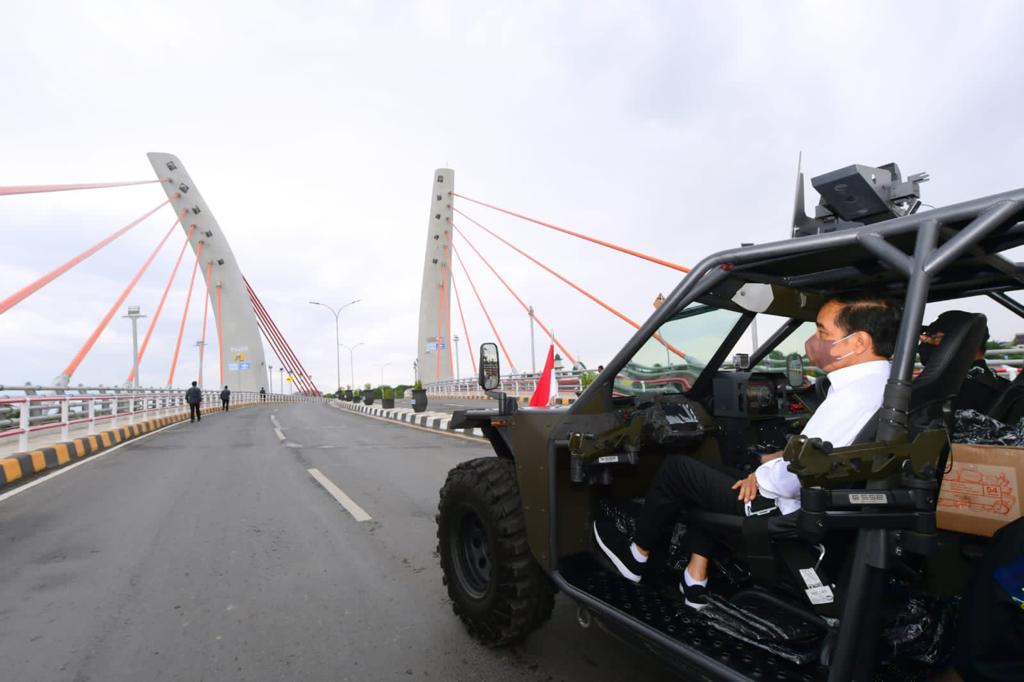 Presiden Jokowi menaiki mobil rantis menuju Jembatan Sei Alakak Banjarmasin