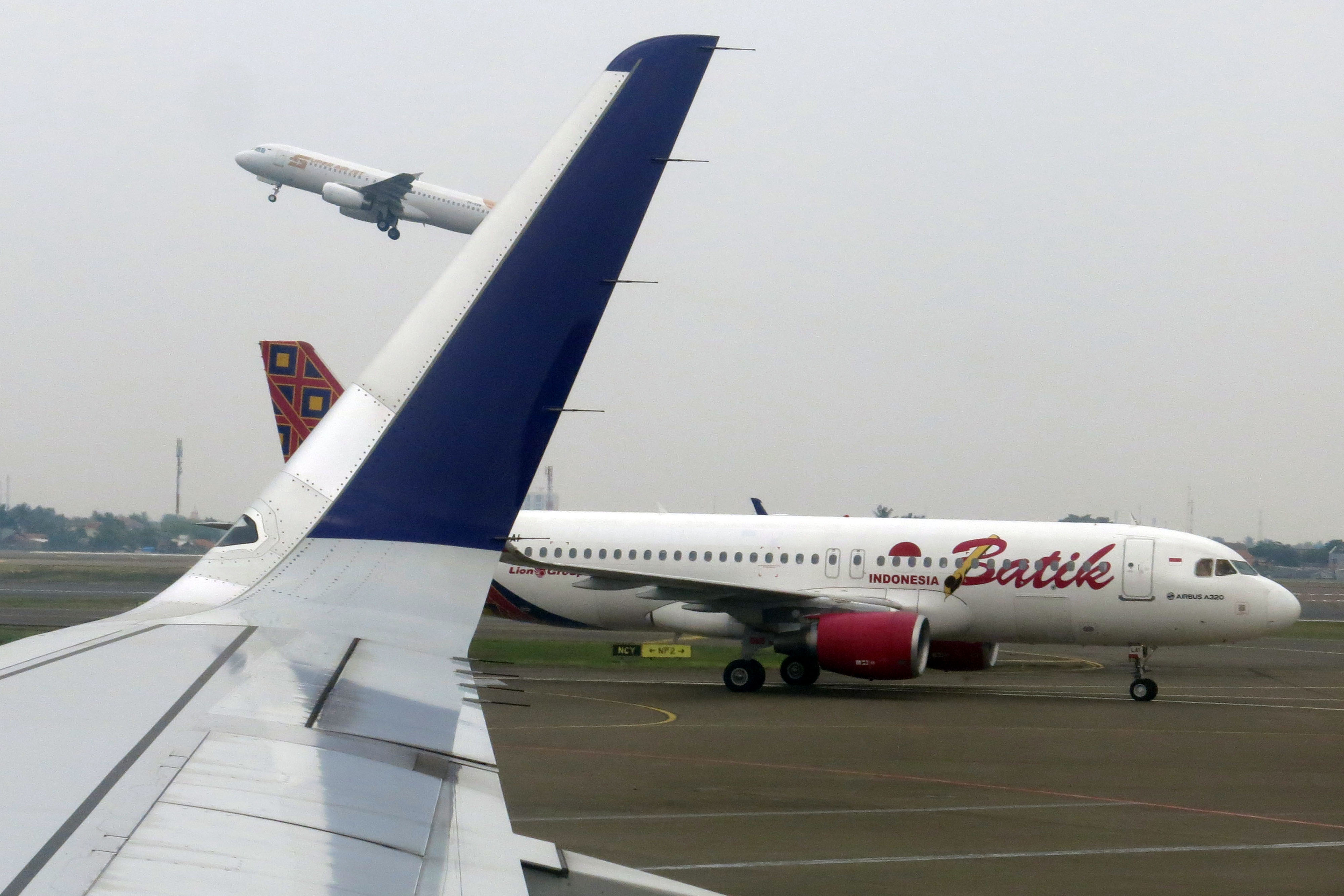 Sejumlah pesawat bersiap lepas landas di Bandara Internasional Soekanro-Hatta