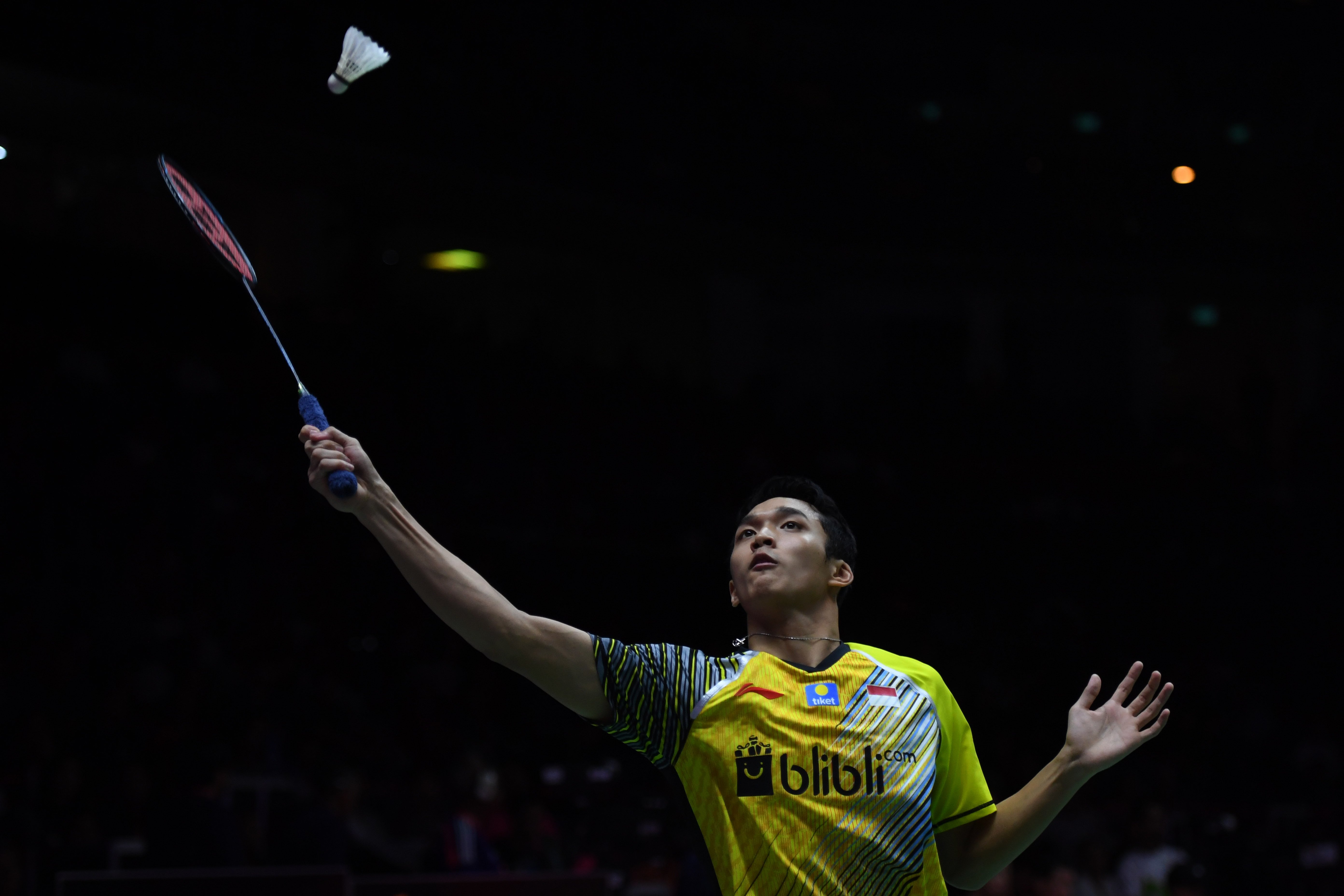 Pebulu tangkis Indonesia Jonatan Christie mengembalikan kok ke arah pebulu tangkis Malaysia Lee Zii Jia.
