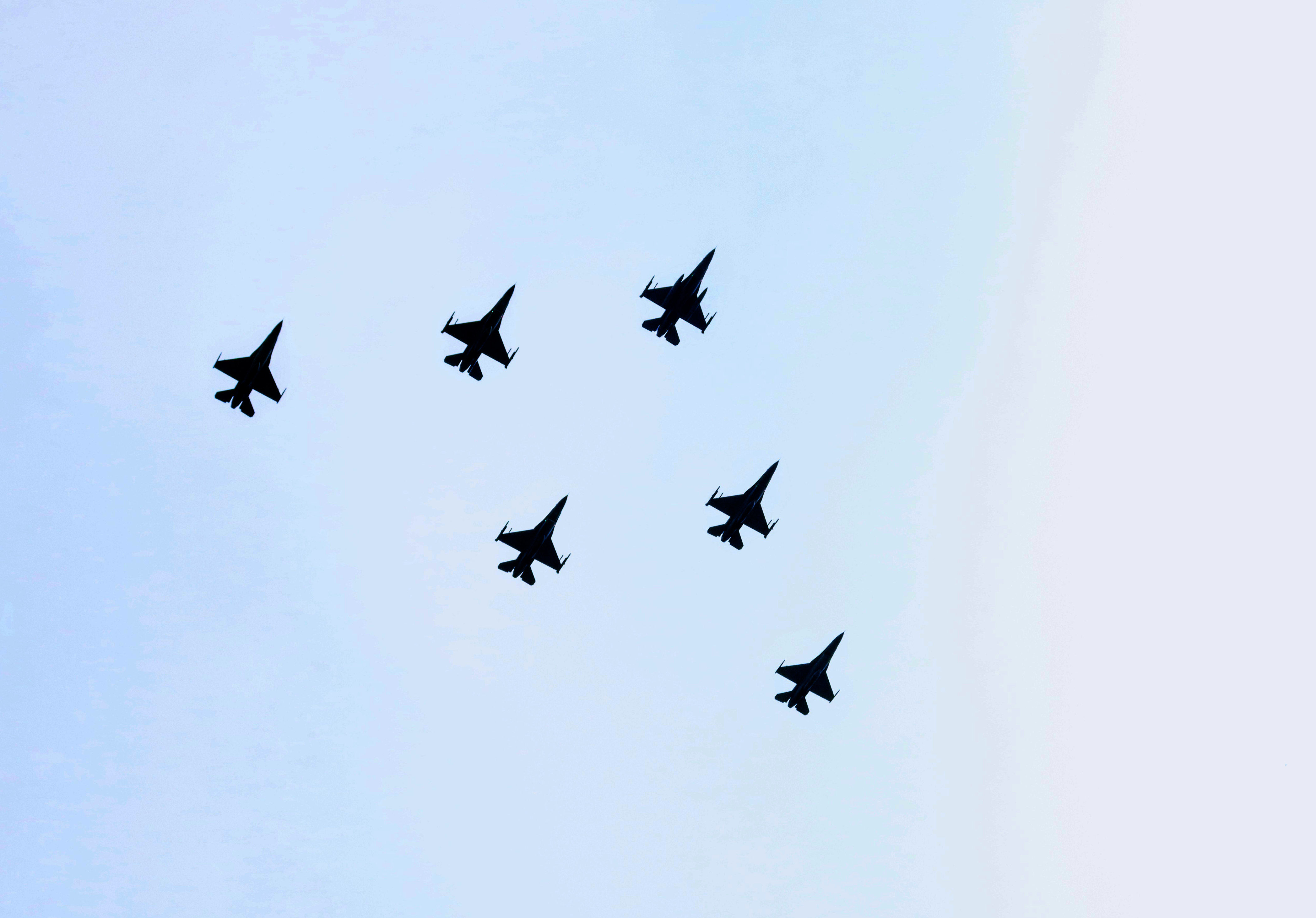 Atraksi pesawat TNI AU saat perayaan HUT ke-76 TNI, Selasa (5/10). 