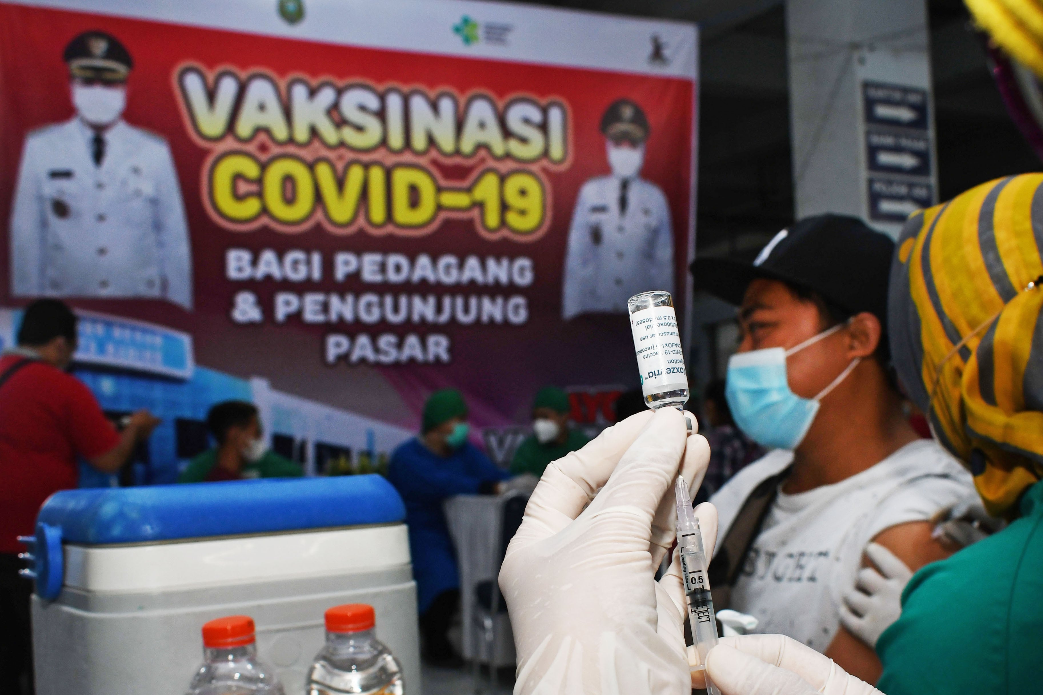 Petugas kesehatan menyiapkan vaksin COVID-19 sebelum disuntikkan kepada warga