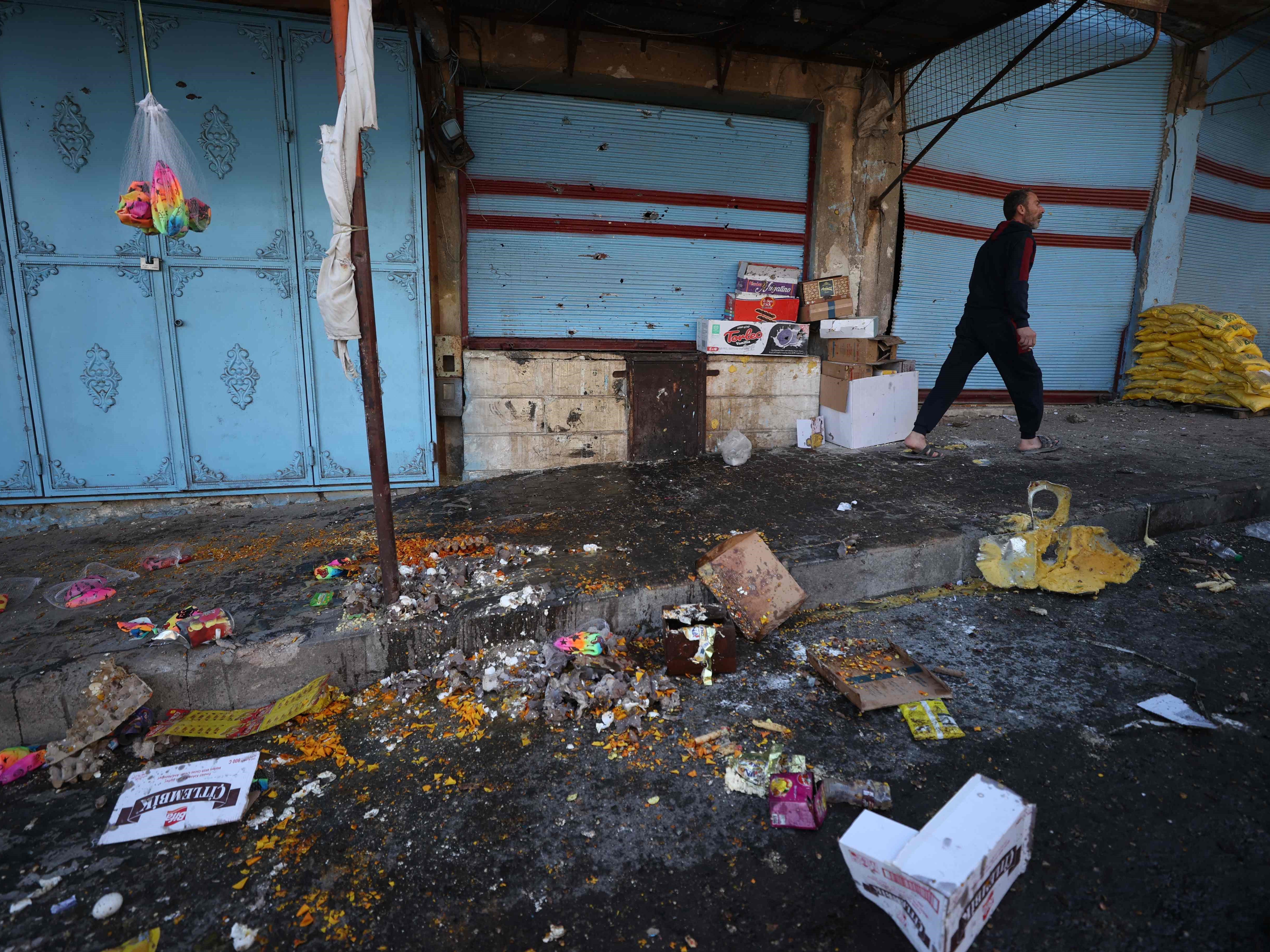 Seorang pria berjalan melewati puing-puing di lokasi penembakan, kota Ariha, Idlib, Suriah, yang dikuasai pemberontak, Rabu (20/10).