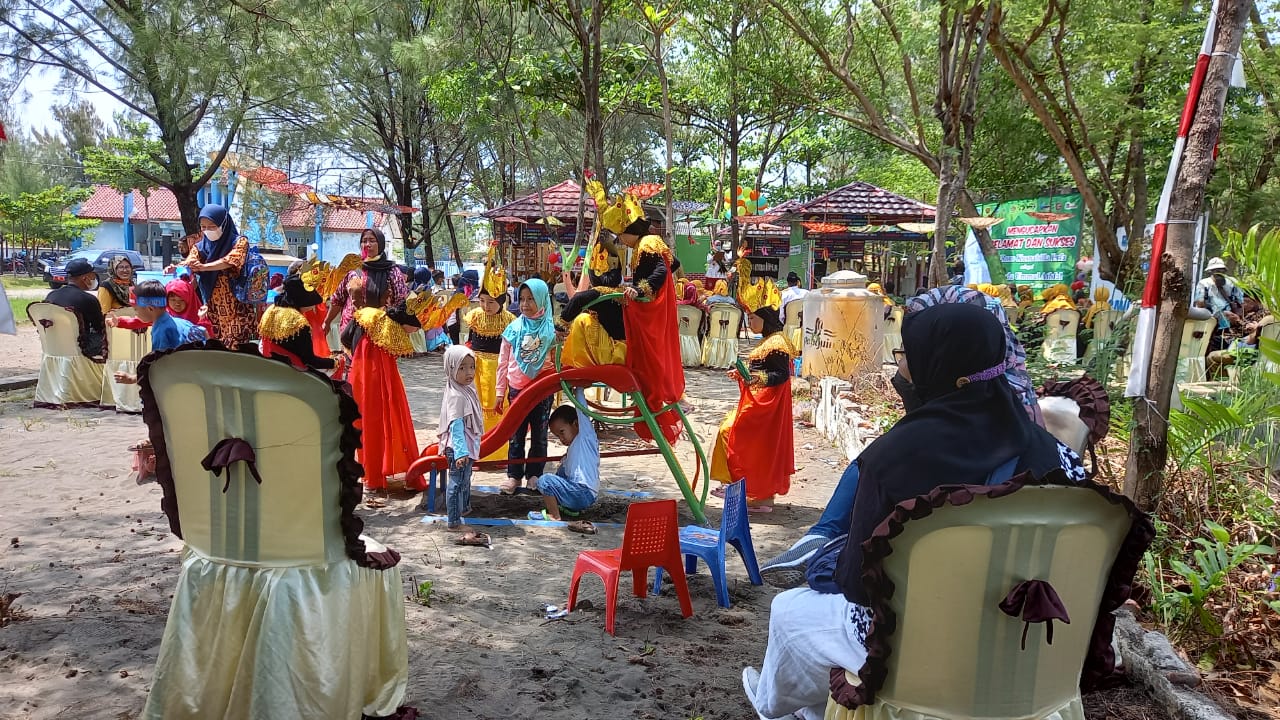  Anak-anak sedang bermain di sekolah TBM Sakila Kerta di komplek Ow Pantai Alam Indah (PAI) Tegal