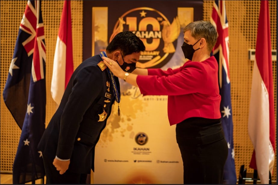 Panglima TNI Marsekal Hadi Tjahjanto (kiri) menerima penghargaan kehormatan Order of Australia dari Dubes Australia Penny Williams.