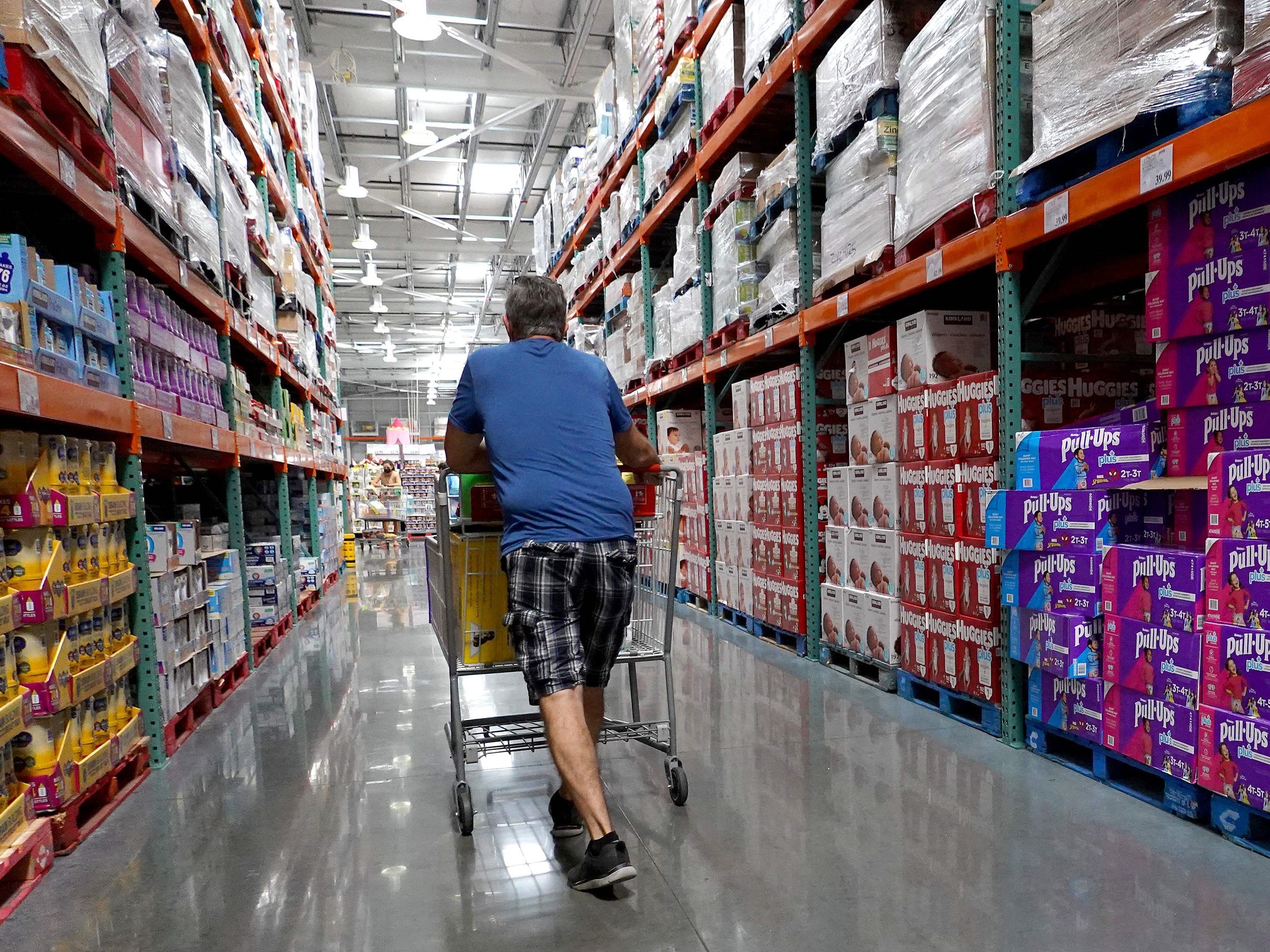 Seorang konsumen berbelanja di toko Costco di Miami, Florida.