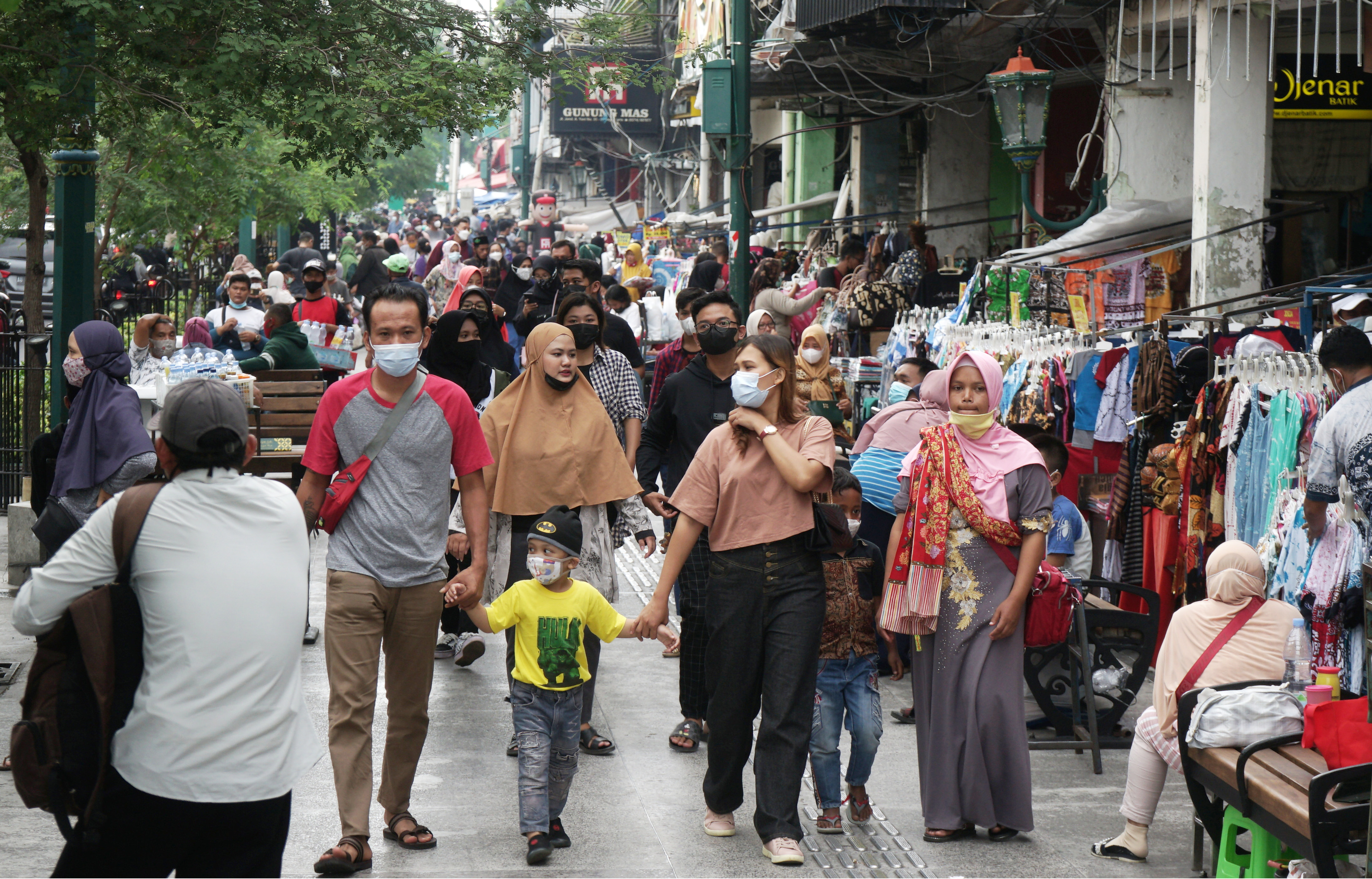 Potret wisatawan memadati kawasan Malioboro di Yogyakarta.