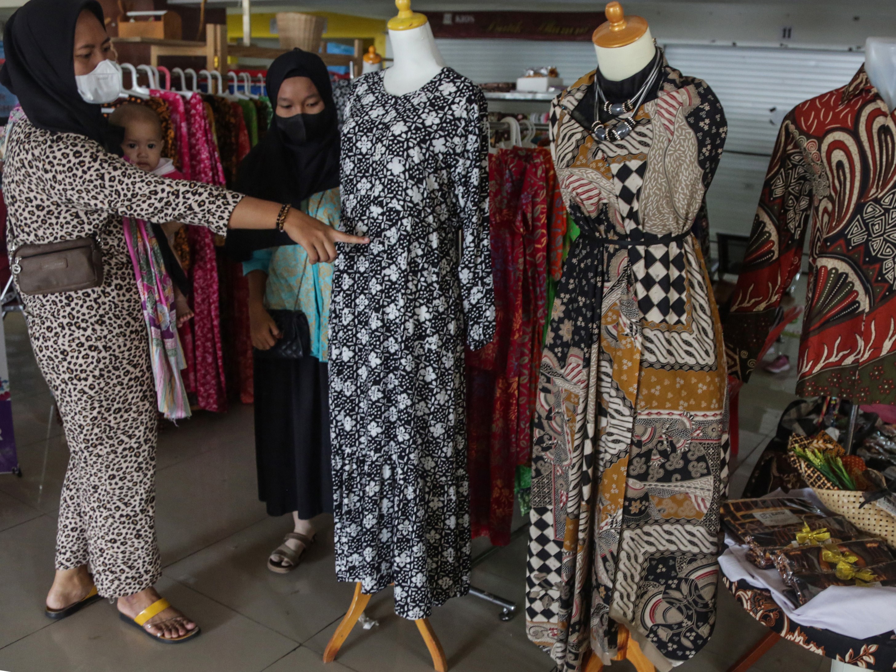 Pengunjung mengamati produk busana pada pameran Festival Expo UMKM Sukoharjo di Gedung Graha Wijaya, Sukoharjo, Jawa Tengah, Minggu (24/10).