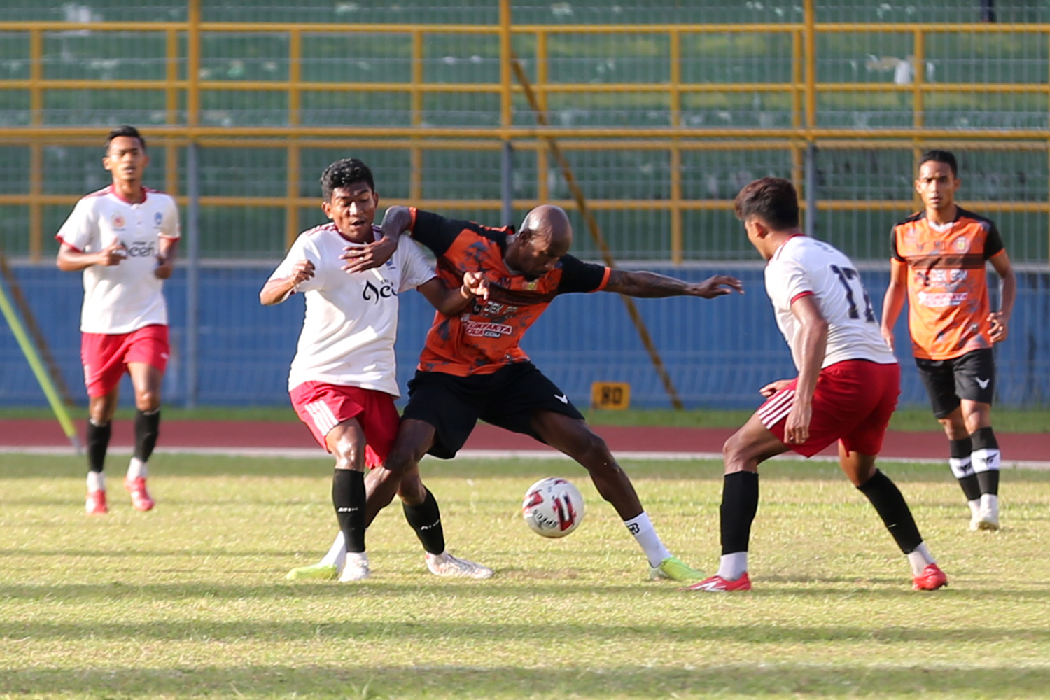 Penyerang Persiraja Paulo Henrique (tengah) berebut bola dengan pemain tim PON Aceh saat uji tanding di Stadion Harapan Bangsa, Banda Aceh.