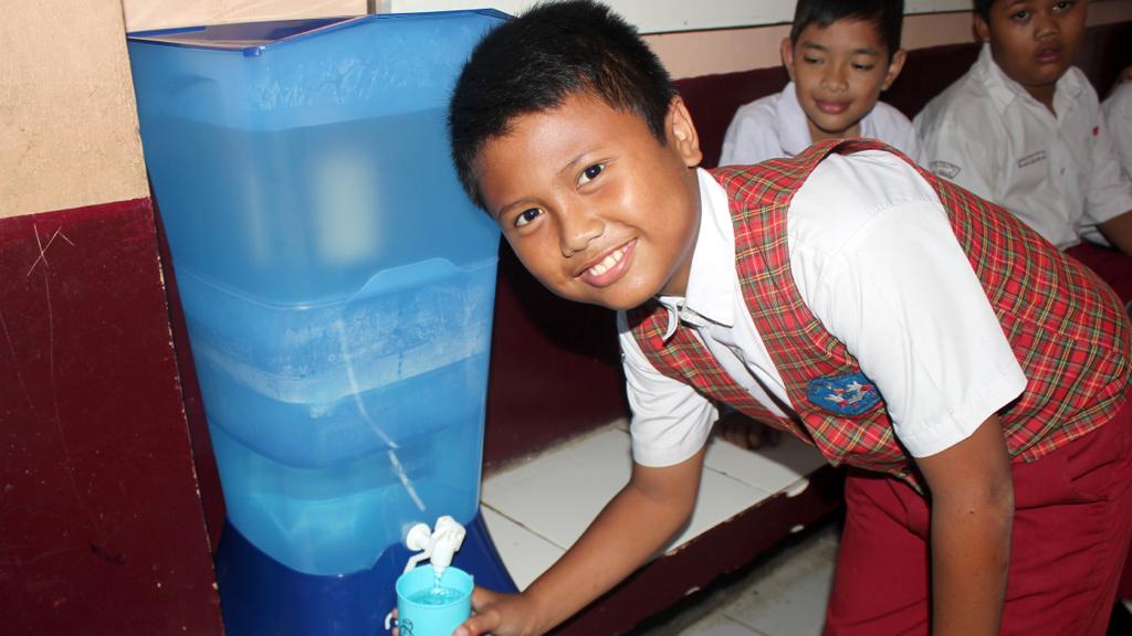 Danone Communities menggandeng Nazava untuk memberi akses air minum bagi masyarakat berpenghasilan rendah.