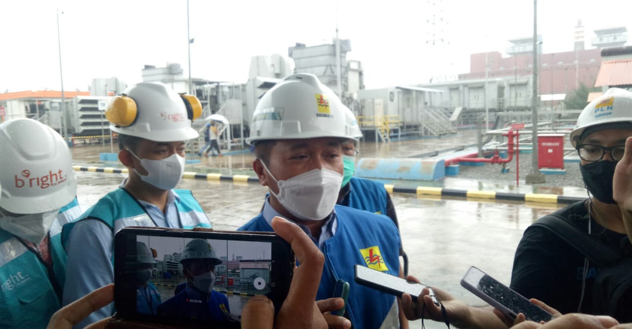 General Manager (GM) PT PLN Unit Induk Wilayah (UIW) Bangka Belitung (Babel) Amris Adna diwawancarai wartawan. 