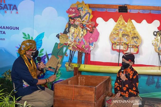Sandiaga Uno bersama seorang dalang cilik