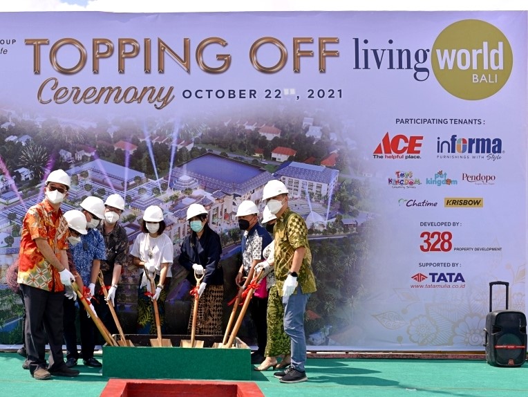 Prosesi penanaman paku emas dalam rangkaian seremoni Topping Off Living World Bali. 