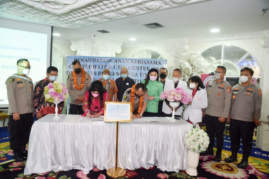 Penandatangan kerja sama antara RS Polri Soekanto dan Celltech Stem Cell Vinski Tower di Jakarta, Selasa (26/10).