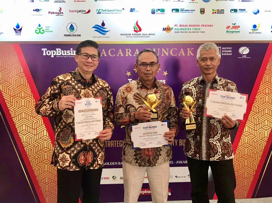 Direktur Utama PT Jaswita Jabar Deni Nurdiana Hadimin (tengah)