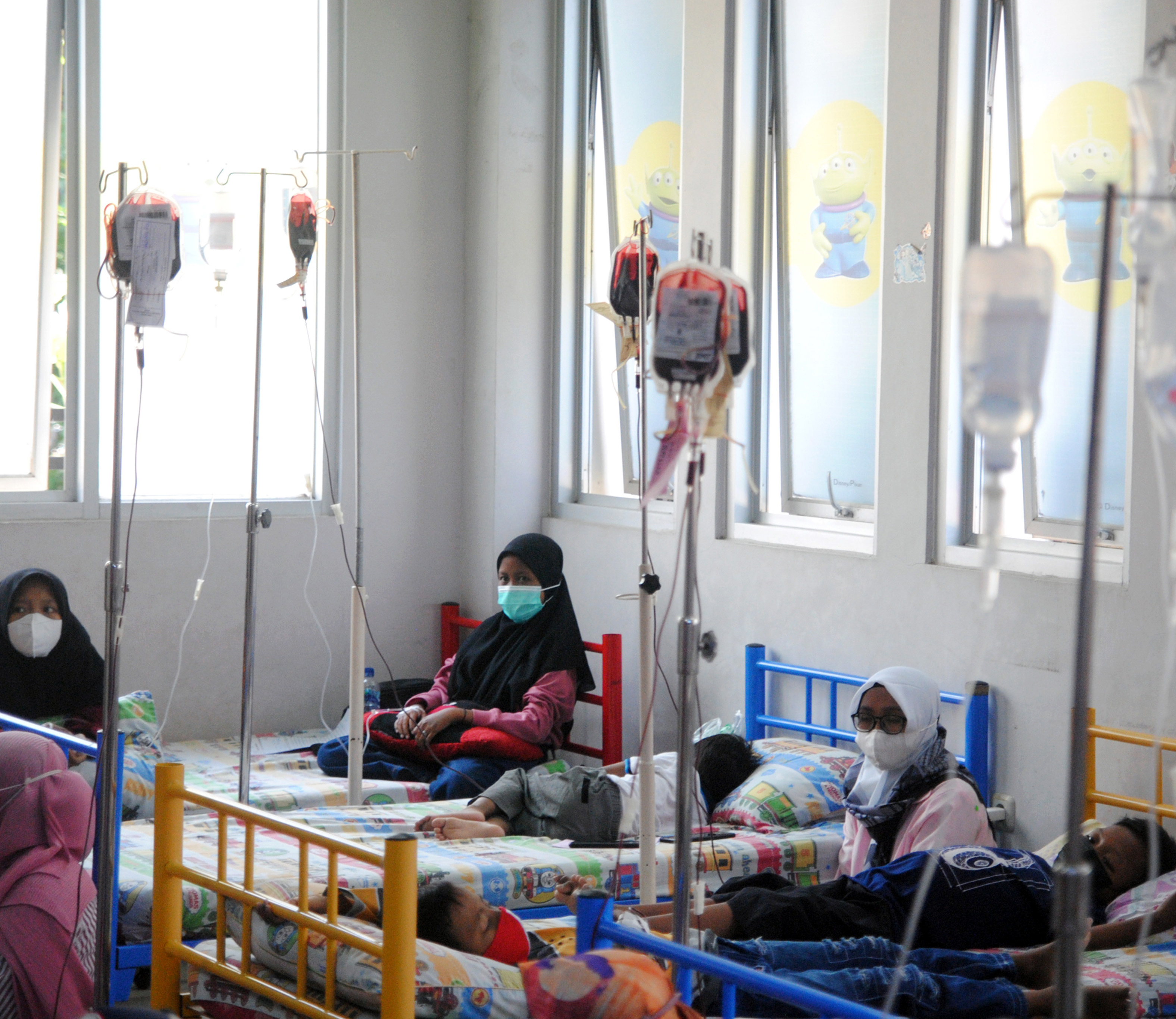 Sejumlah pasien anak menjalani perawatan di Ruang Thalasemia, Rumah Sakit PMI, Kota Bogor, Jawa Barat, Jumat (17/9/2021)