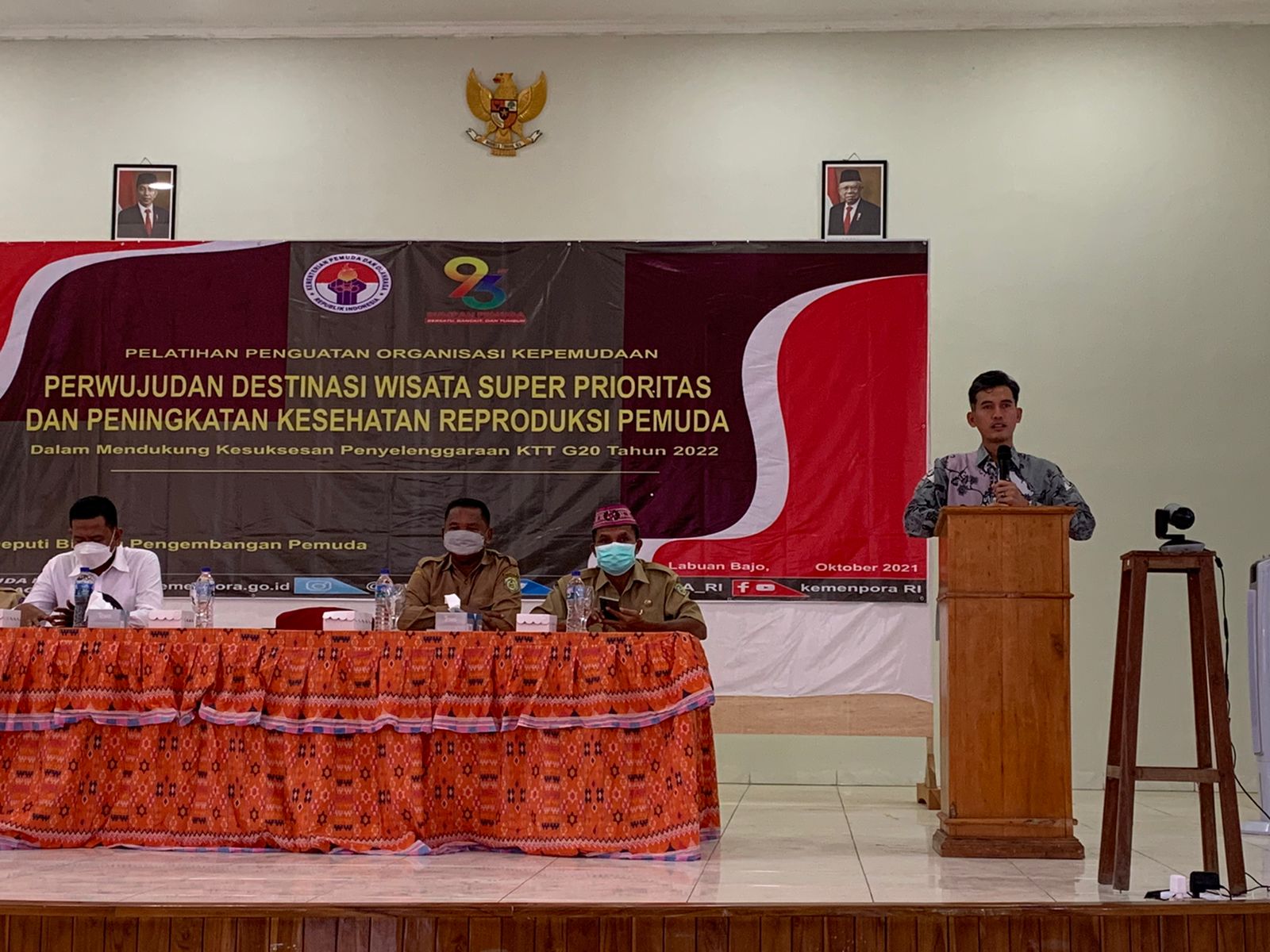 Deputi Bidang Pengembangan Pemuda Kemenpora Asrorun Ni’am Sholeh (kanan).