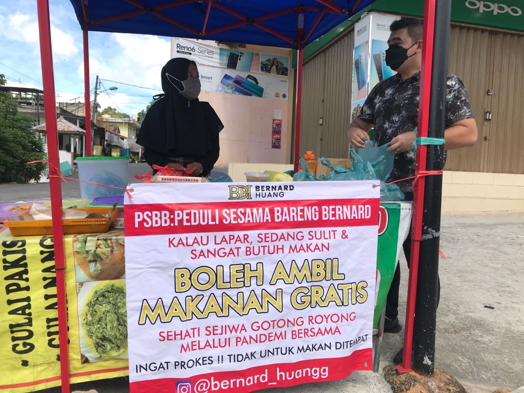 Influencer Bernard Huang membuat gerakan yang diberi nama PSBB (Peduli Sesama Bareng Bernard) untuk membantu UMKM terdampak pandemi.