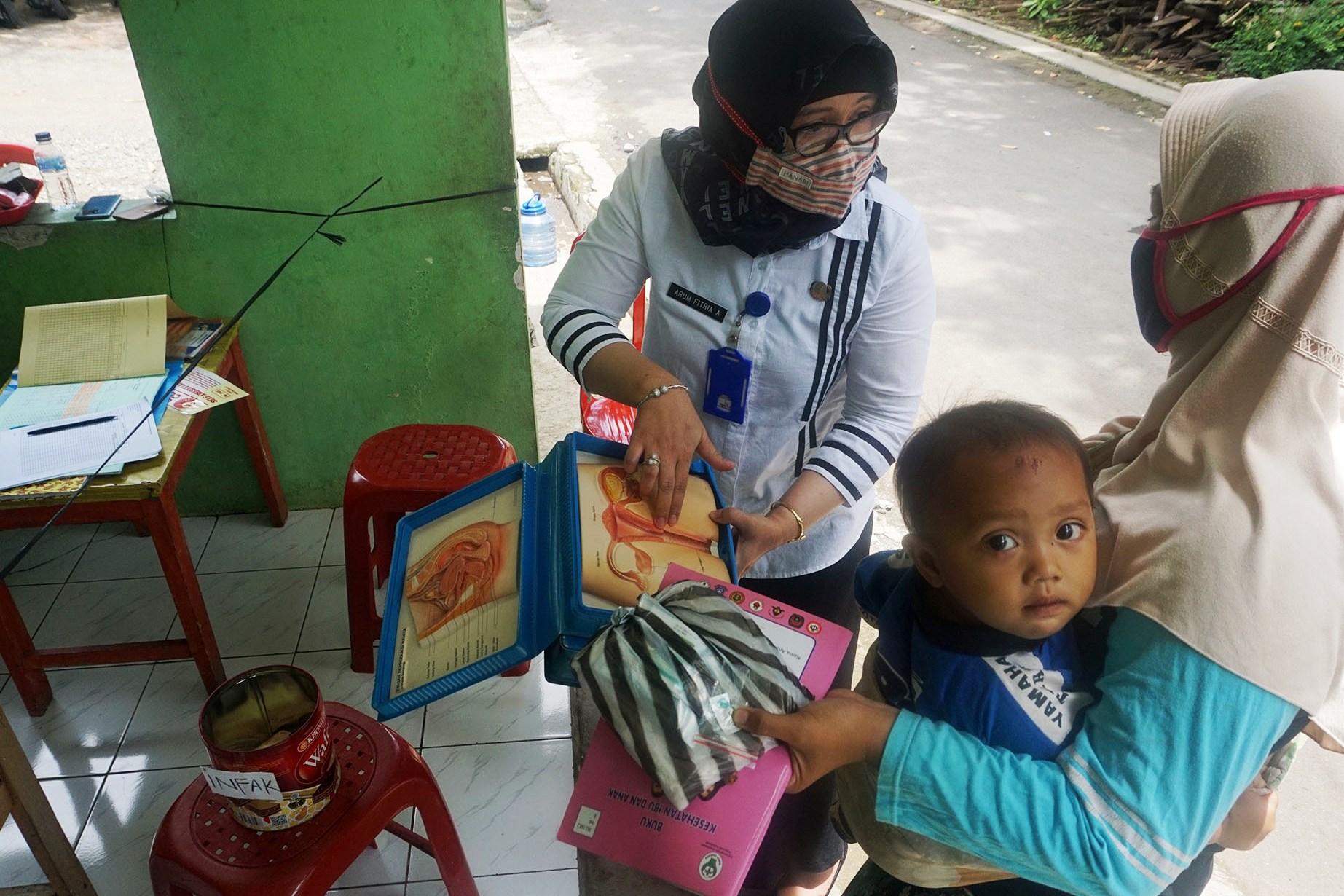 Seorang penyuluh KB sedang memberi penjelasan.