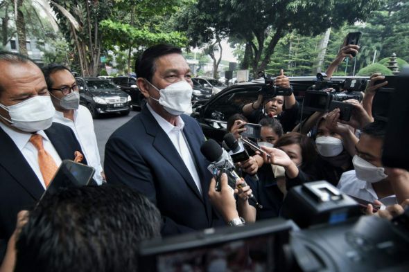 Menko Marves Luhut Binsar Pandjaitan menjawab pertanyaan awak media seusai melaporkan aktivis Haris Azhar ke Polda Metro Jaya 