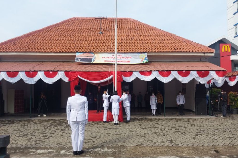 Upacara Bendera digelar memperingati Hari Sumpah Pemuda ke-93 di Museum Sumpah Pemuda, Jalan Kramat Raya, Jakarta Pusat, Kamis (28/10).
