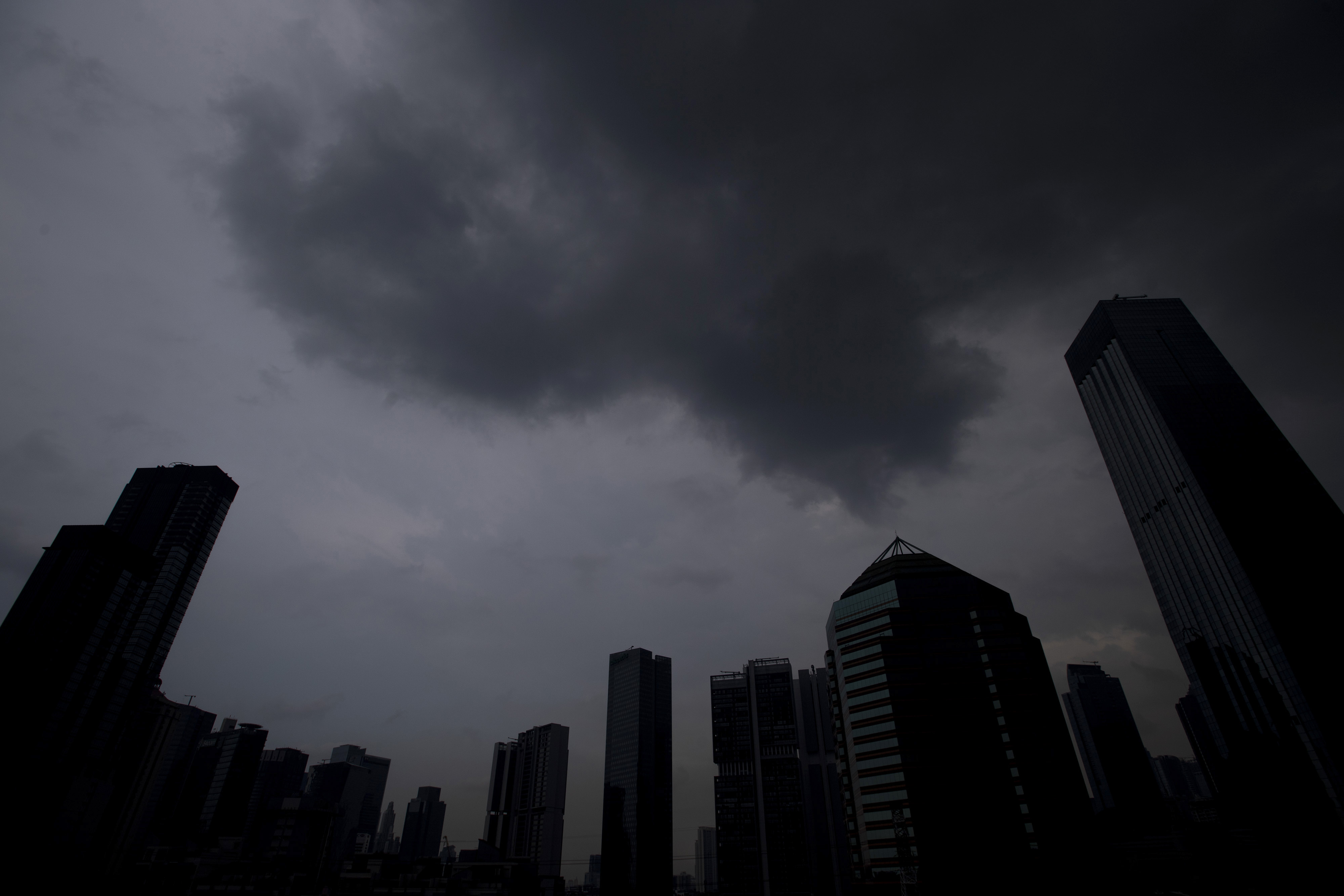 BMKG memperingatkan hari ini Jaktim dan Jaksel berpotensi hujan disertai petir, Selasa (12/10)