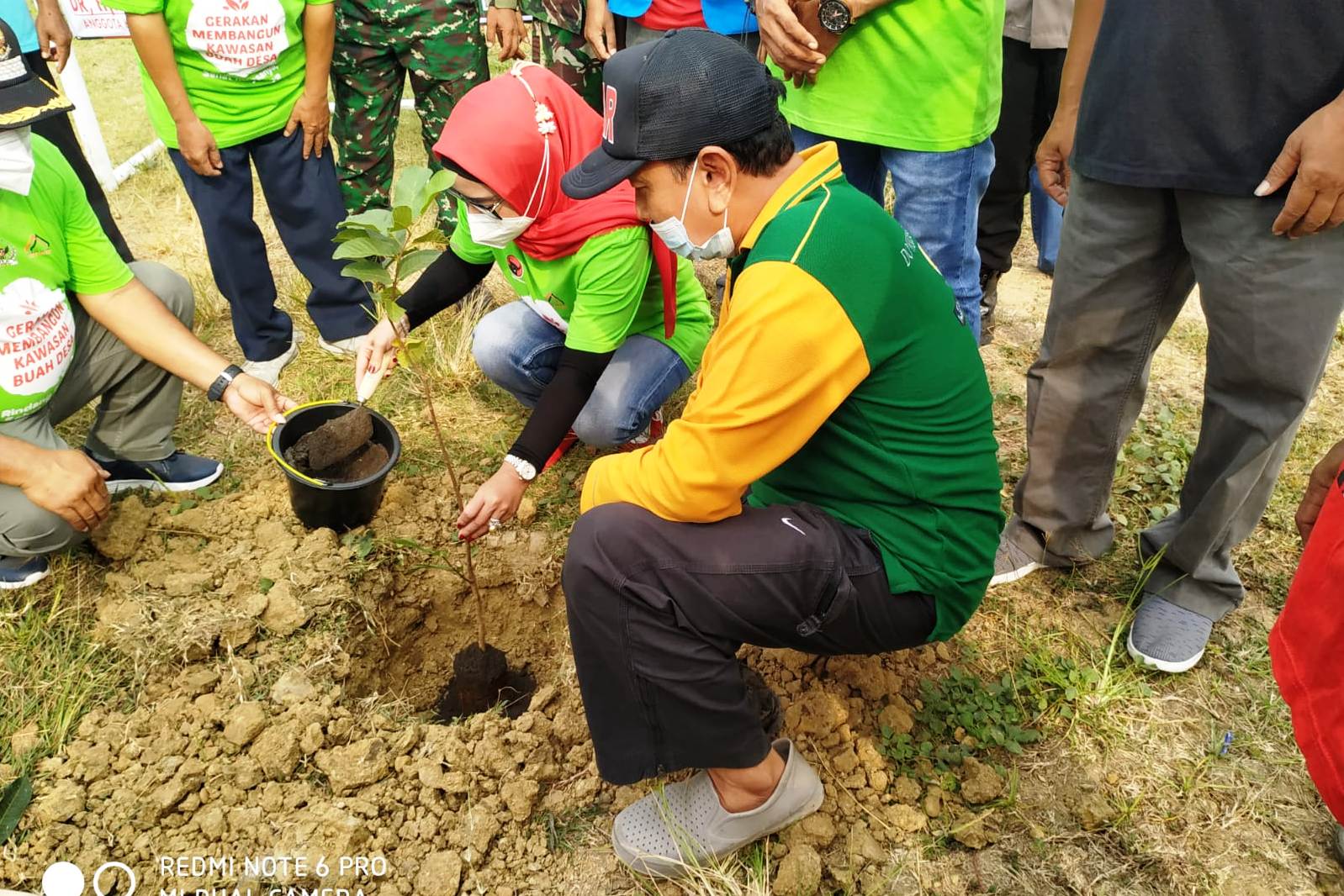 Anggota DPR dari Dapil IX Jawa Tengah, Dewi Aryani (berhijab) sedang menanam bibit buah-buahan. 