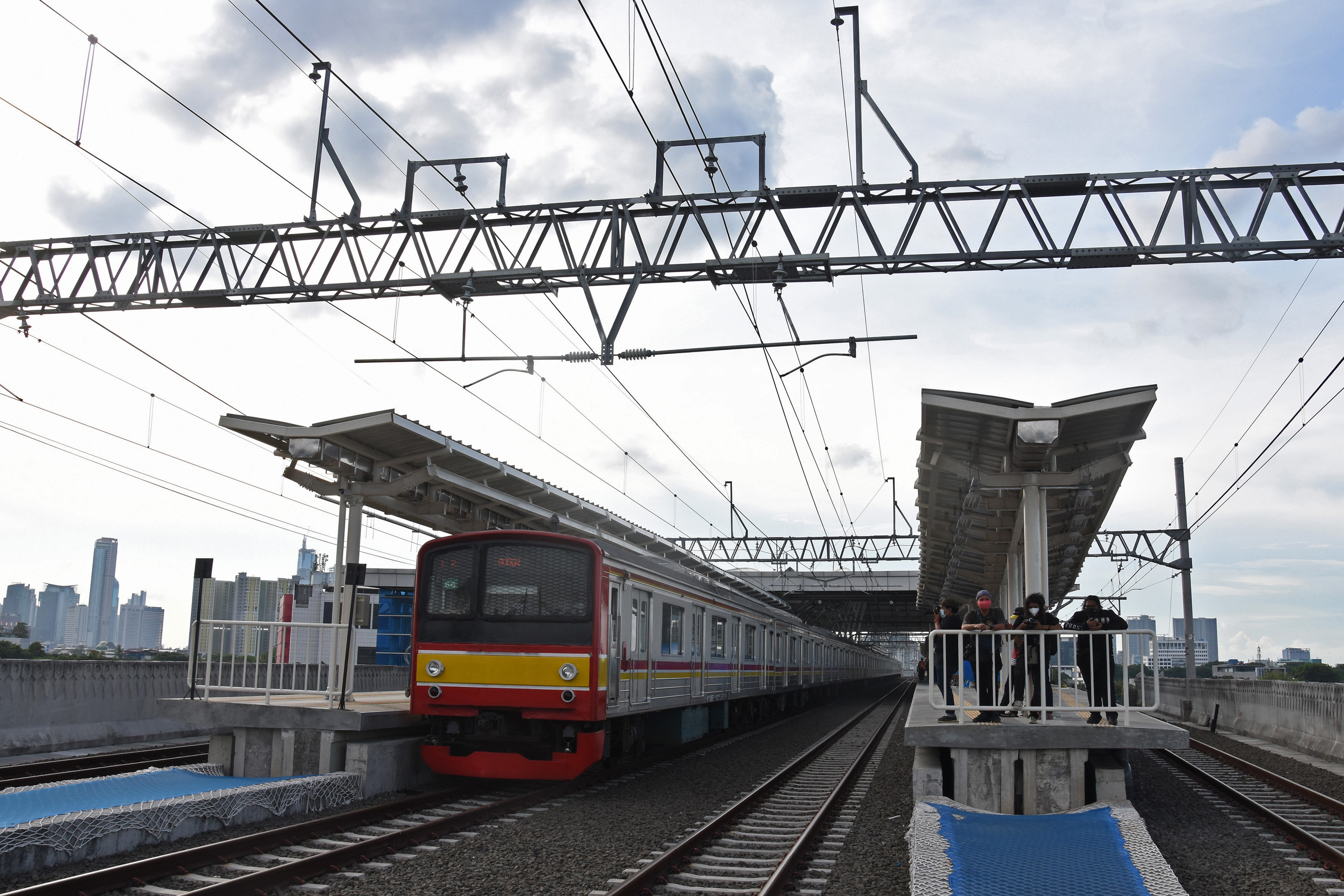 KRL Commuter Line berhenti di jalur layang Stasiun Manggarai, Jakarta.