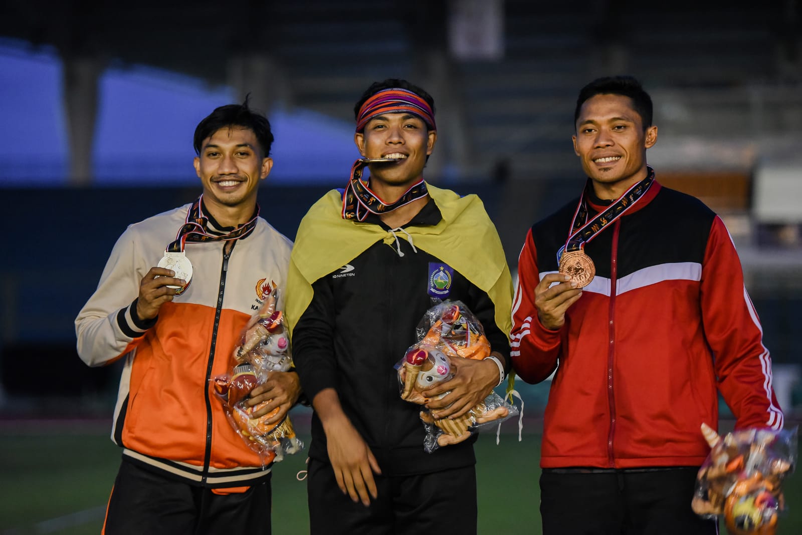 Pelari 100 putra asal NTB, Lalu Muhammad Zohri (tengah) berhasil memenangkan medali emas di ajang PON XX Papua.